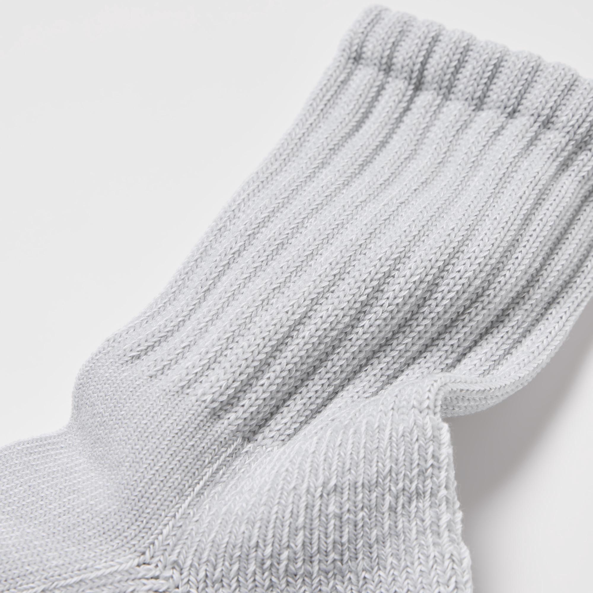 Special yarn neutralizes and deodorizes odors. The yarn retains its deodorizing properties even after washing. *Not permanent. DRY technology and odor-control features, perfect for sports wear.