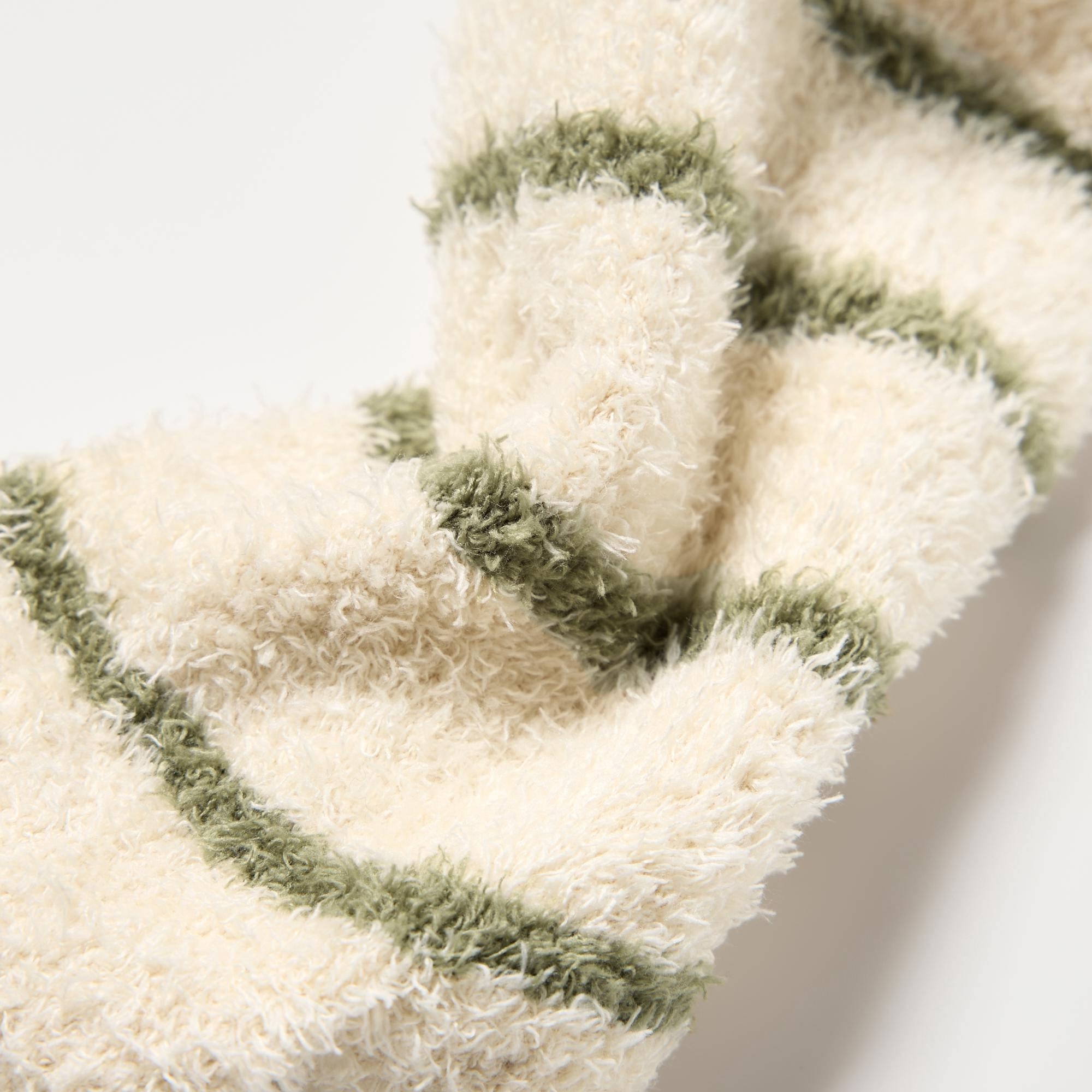 Special yarn neutralizes and deodorizes odors. The yarn retains its deodorizing properties even after washing. *Not permanent.