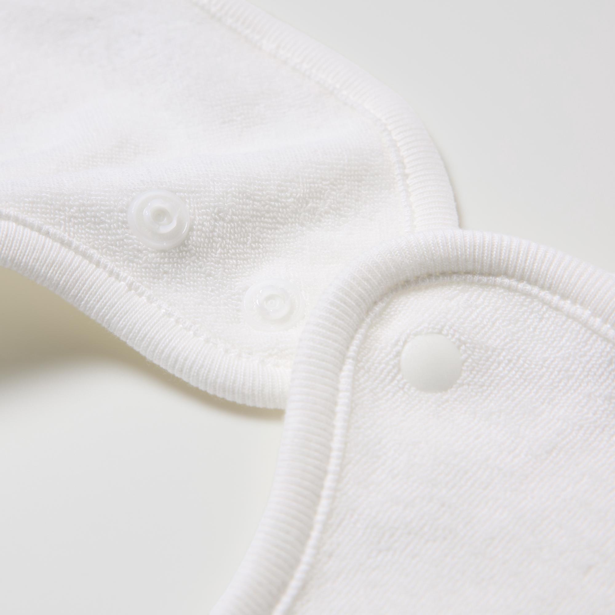 Size can be adjusted with two snap buttons.