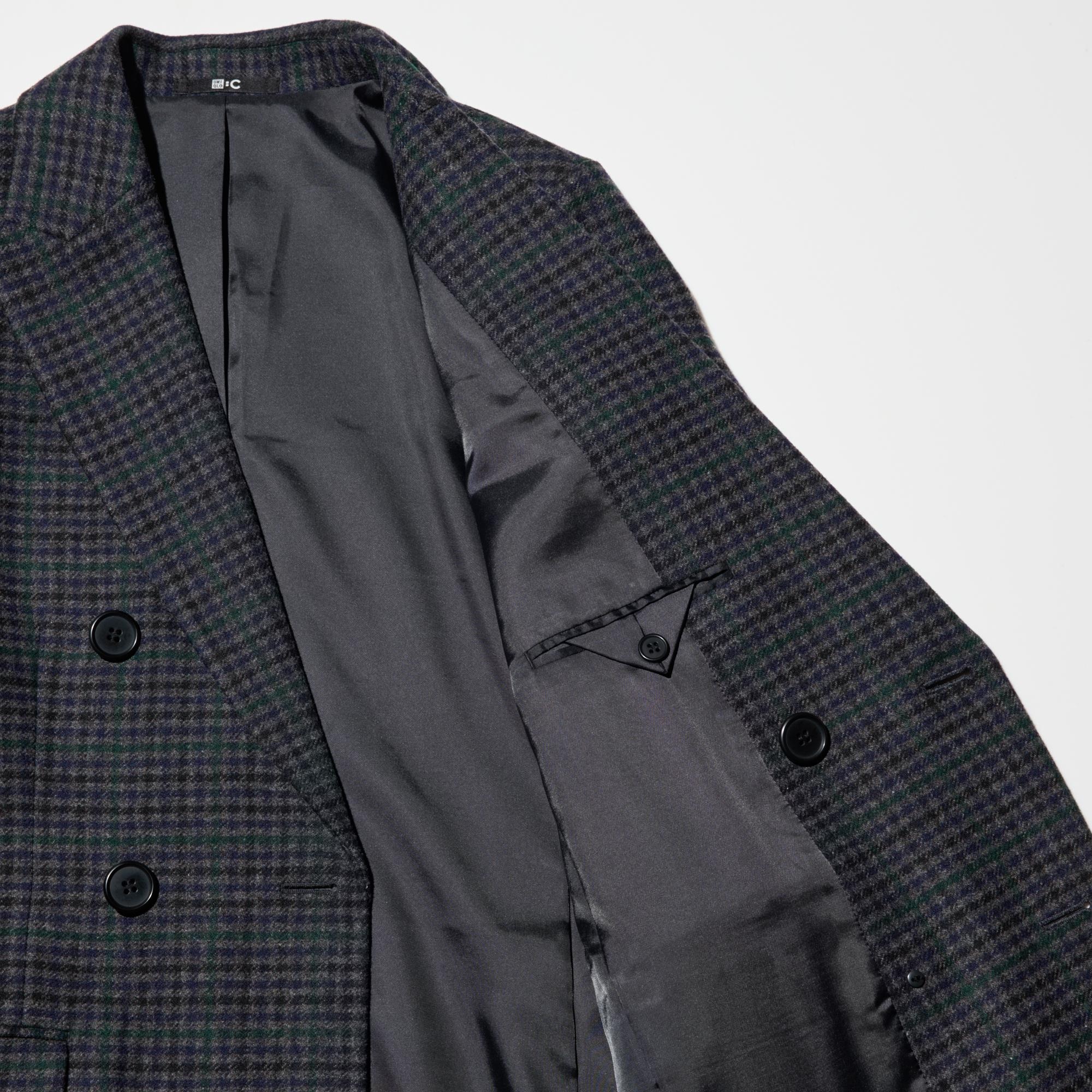 With an interior pocket for a classic style.