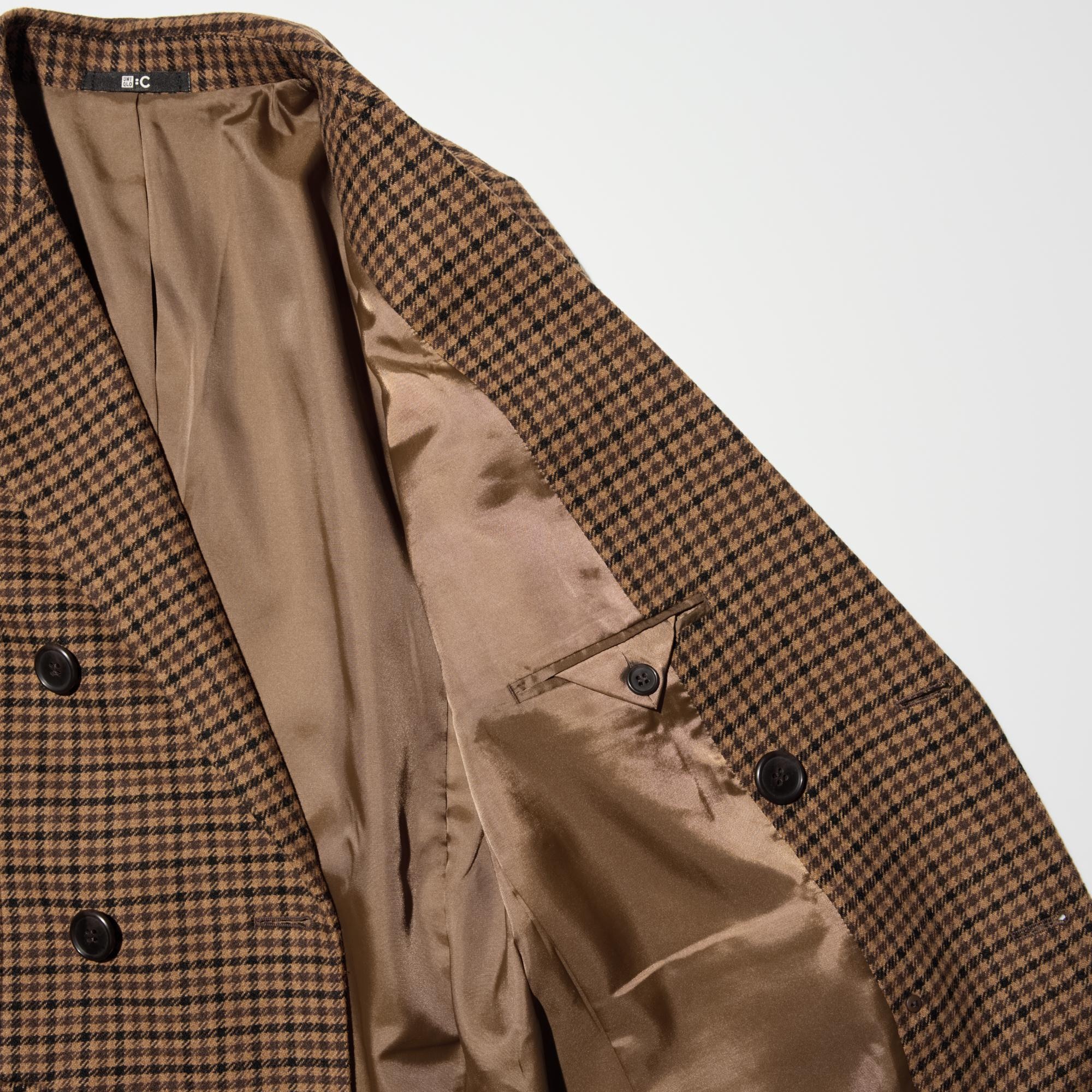 With an interior pocket for a classic style.
