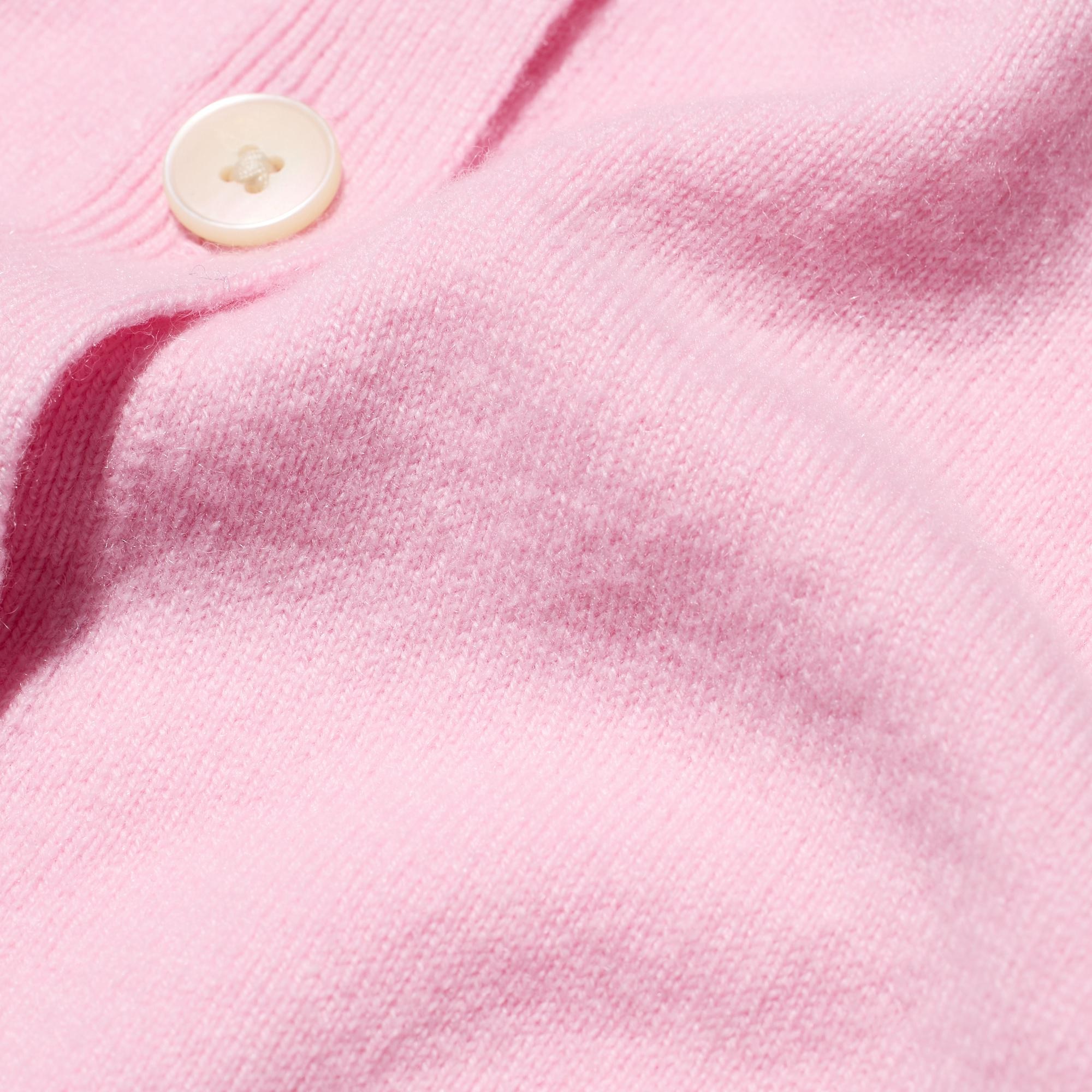 100% cashmere feels luxuriously light, warm, and fluffy yarn.
