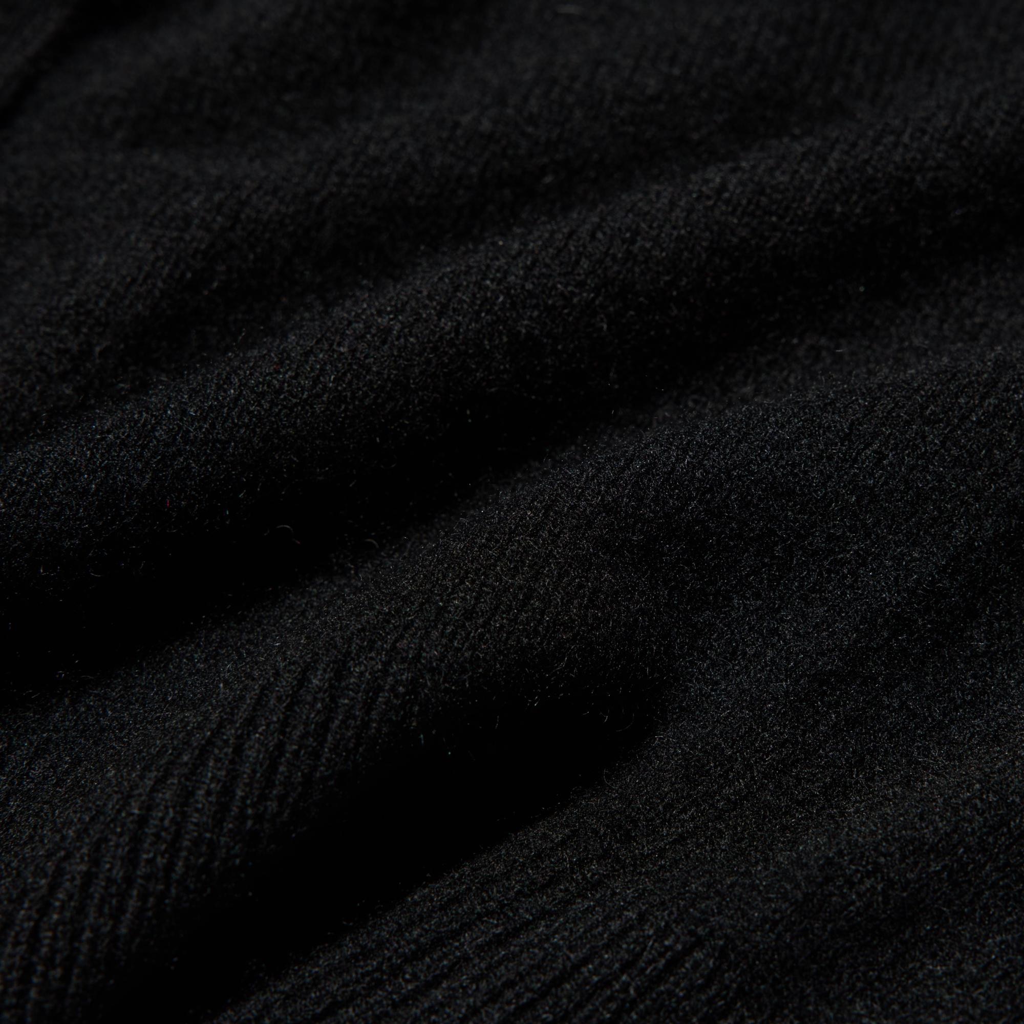 Made with 100% cashmere for luxurious feel.