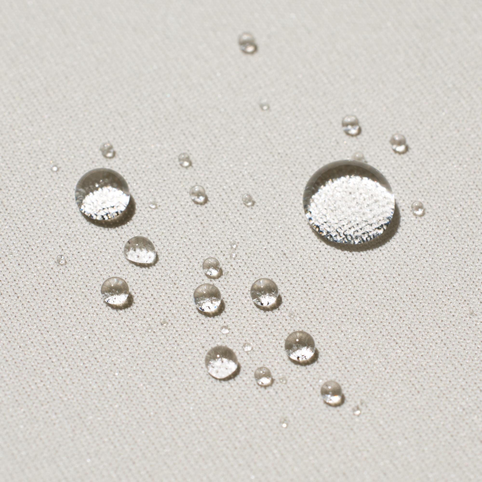 High-performance fabric with windproof and water-repellent features. *The fleece lining fabric does not have this feature. Water-repellent finish protects against light rain. Made without perfluorinated chemicals (PFAS). *The fabric is coated with a water-repellent agent so the effect lasts longer. The finish is not permanent.