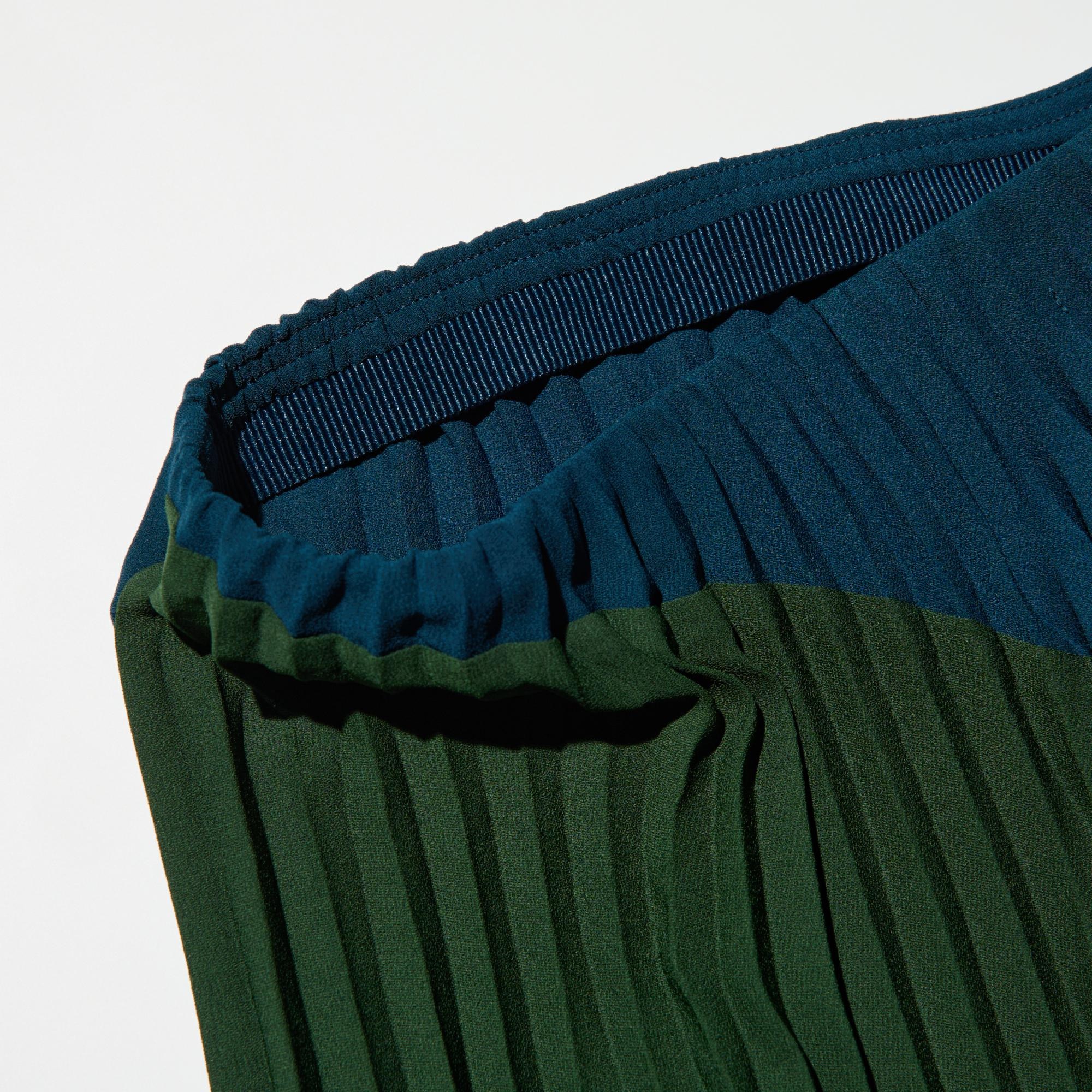 Refined design with a hidden elastic waistband.