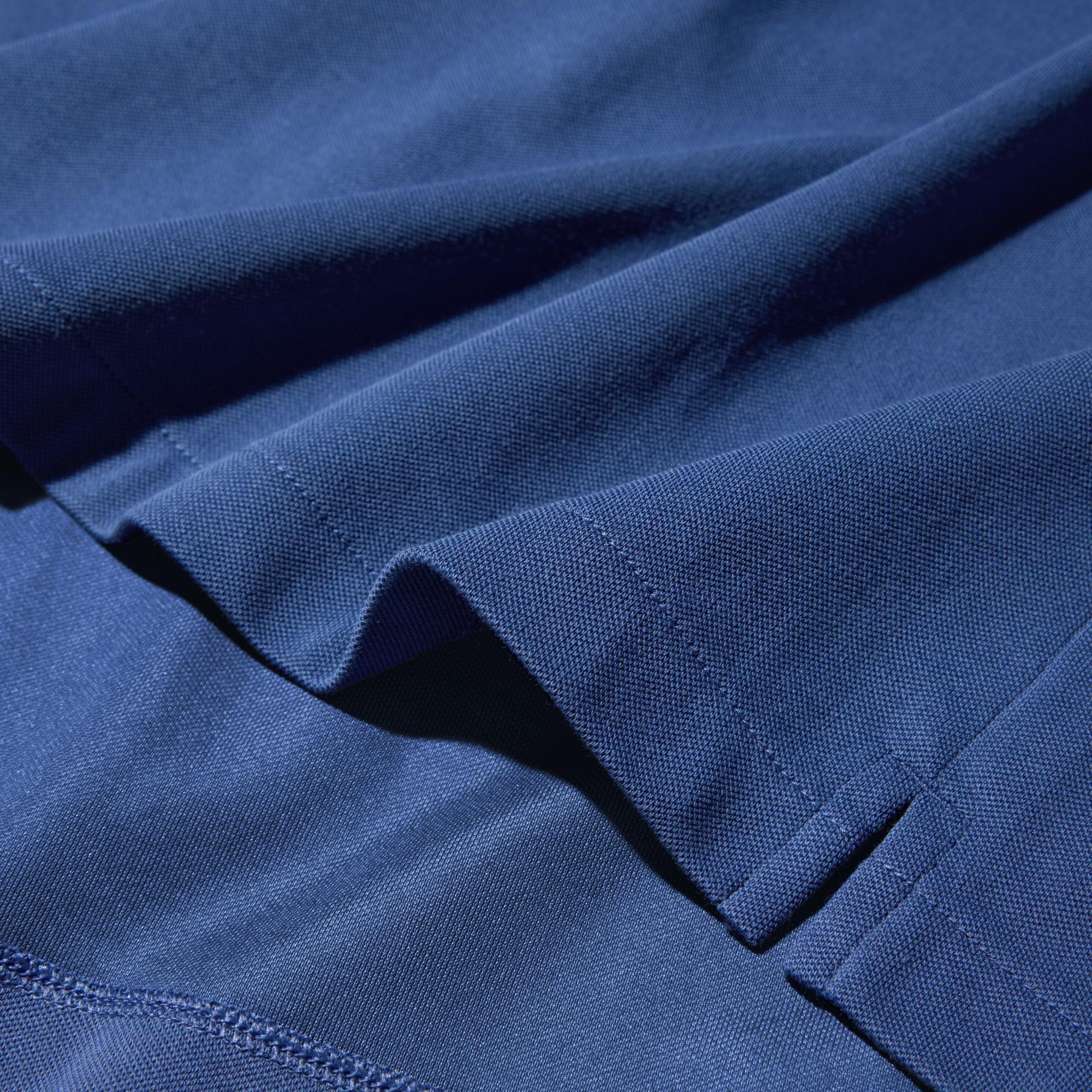The look of soft cotton pique fabric meets the smooth, stay-fresh feel of 'AIRism'. Cool to the Touch technology for an instant cooling sensation.