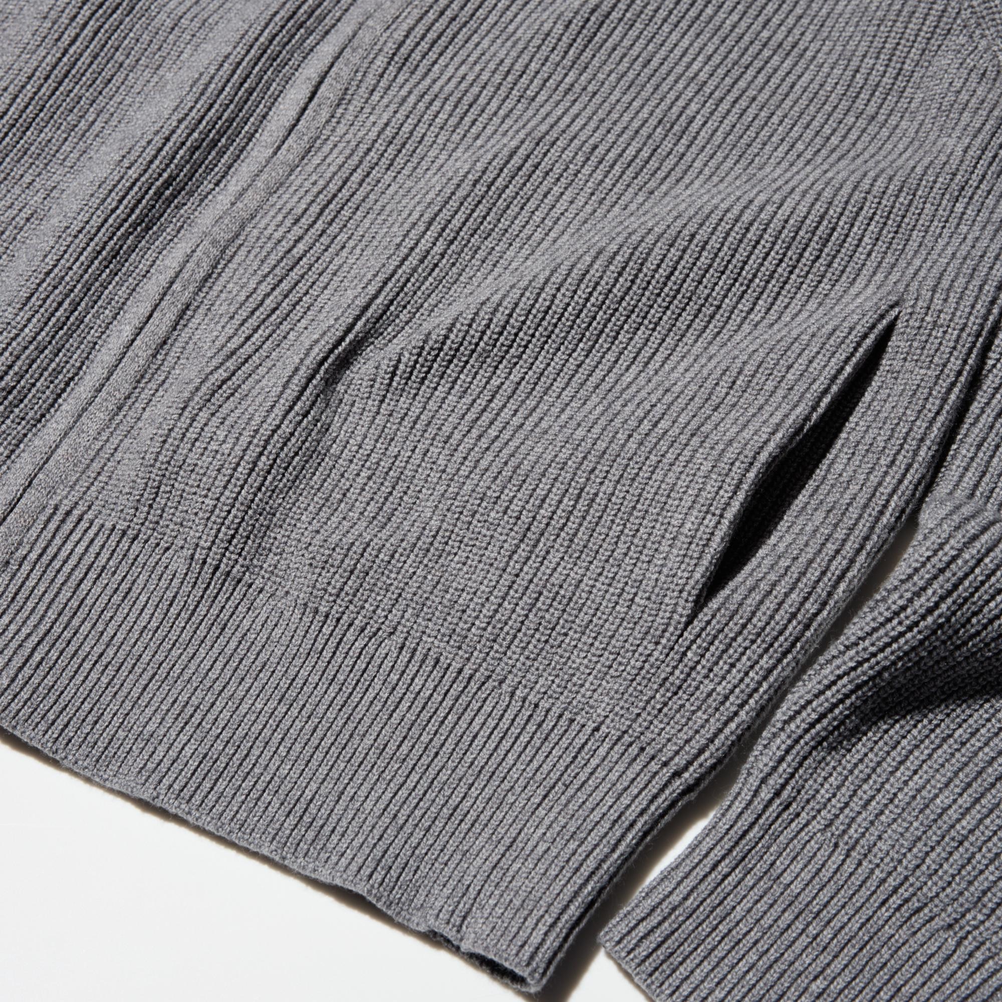 Cotton blend yarn feels smooth and comfortable even when worn over a T-shirt. Hand-washable.
