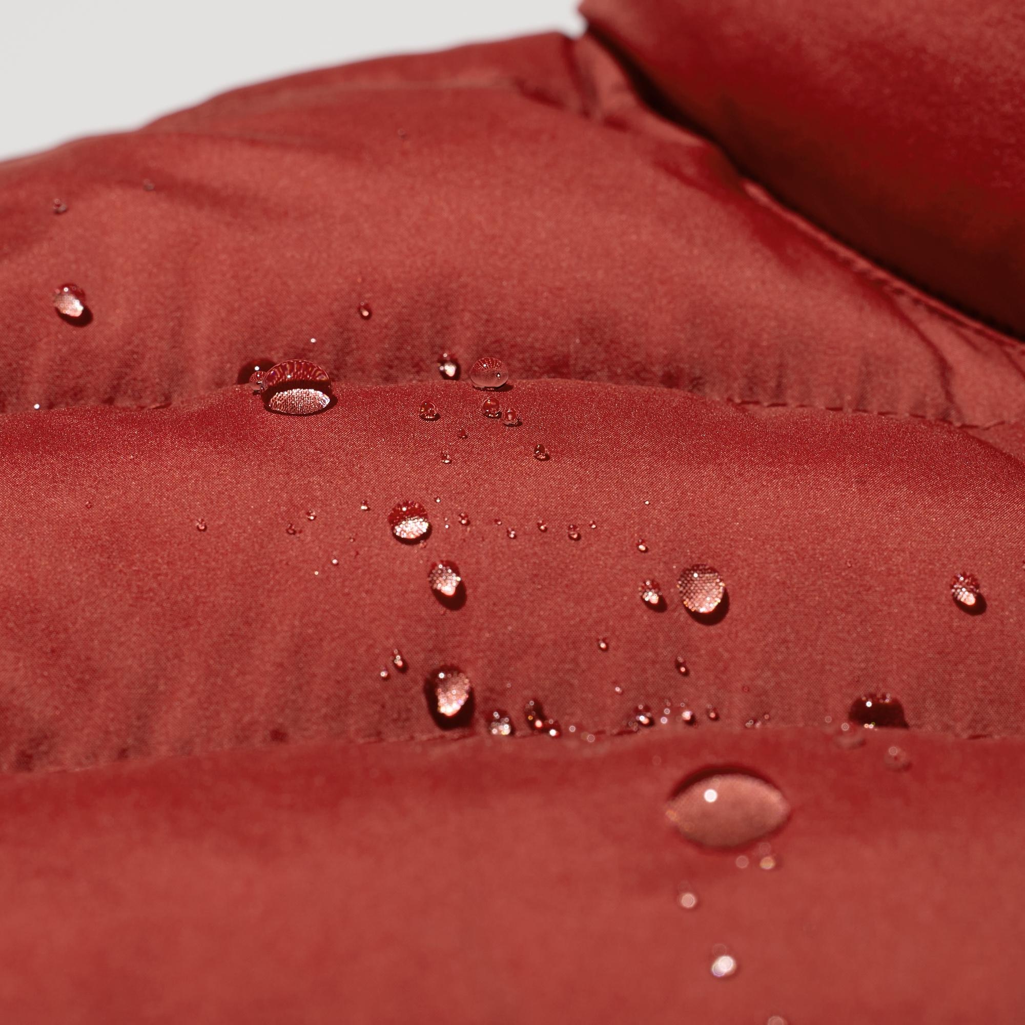 Outer material made with Toray’s NANODESIGN™ technology for improved water-repellency. Water-repellent finish protects against light rain. *The finish is not permanent. Anti-static lining.