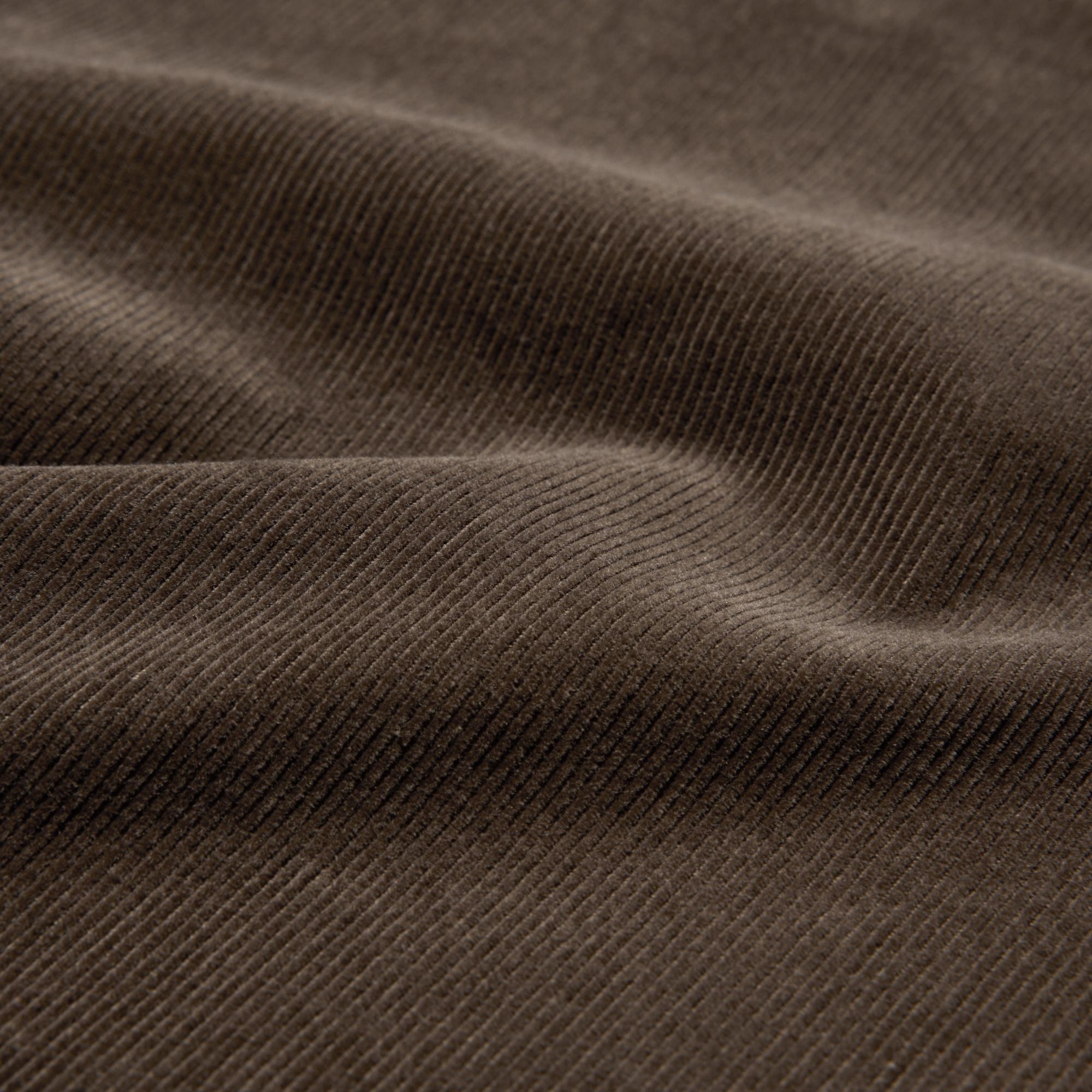 Features a utility design in corduroy fabric for a stretchy and soft texture.