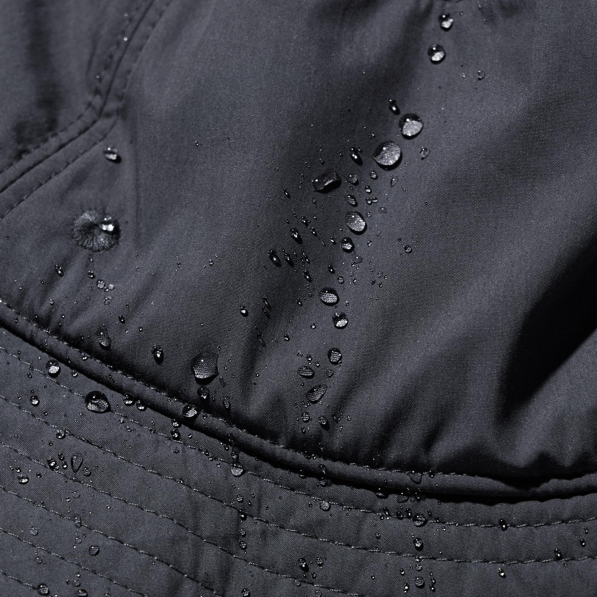 Padded hat made of water-repellent cotton-nylon fabric. Water-repellent finish protects against light rain. *The finish is not permanent.