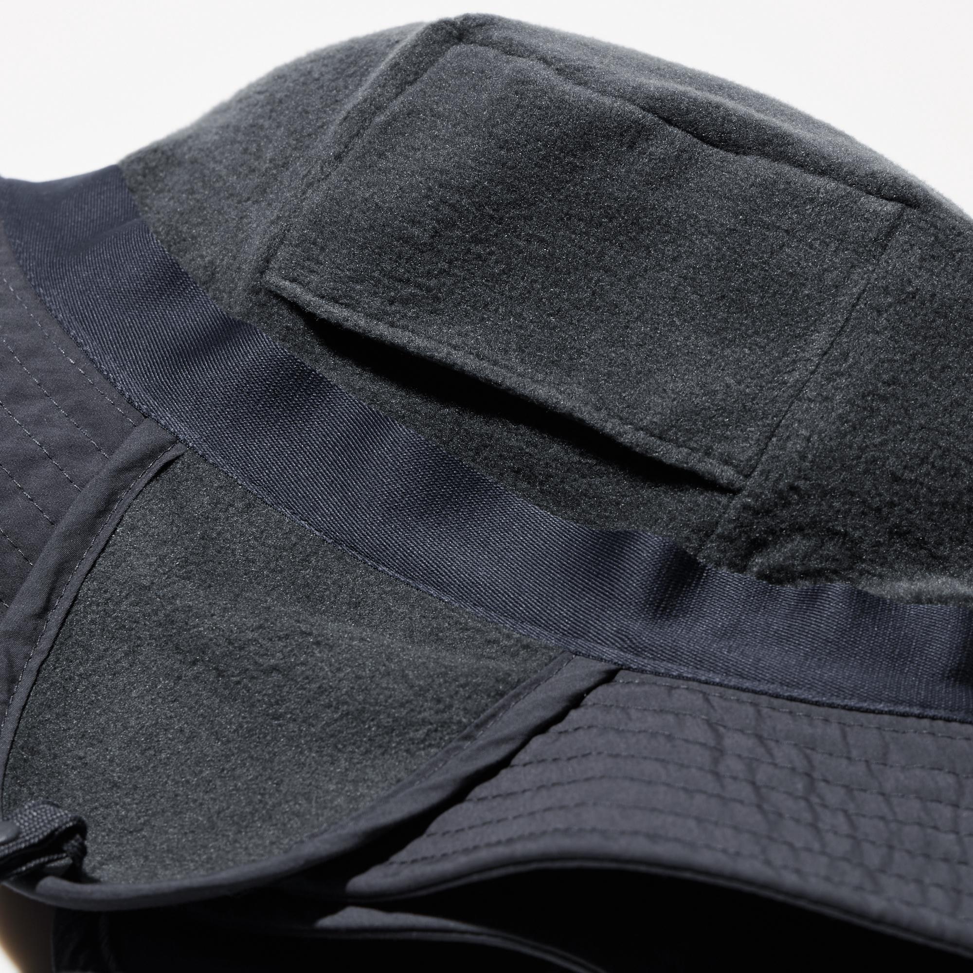Soft 'HEATTECH' lining ensures warmth and a comfortable fit.