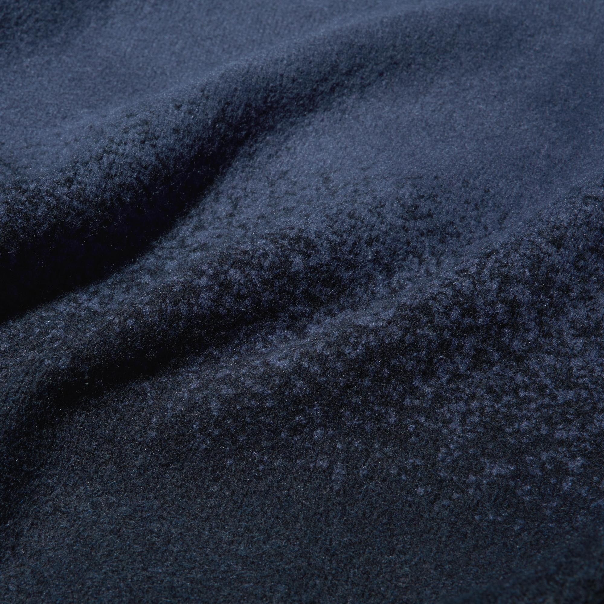 Gradation knit in tonal colors. Soft and comfortable 'Souffle Yarn'. Hand-washable.