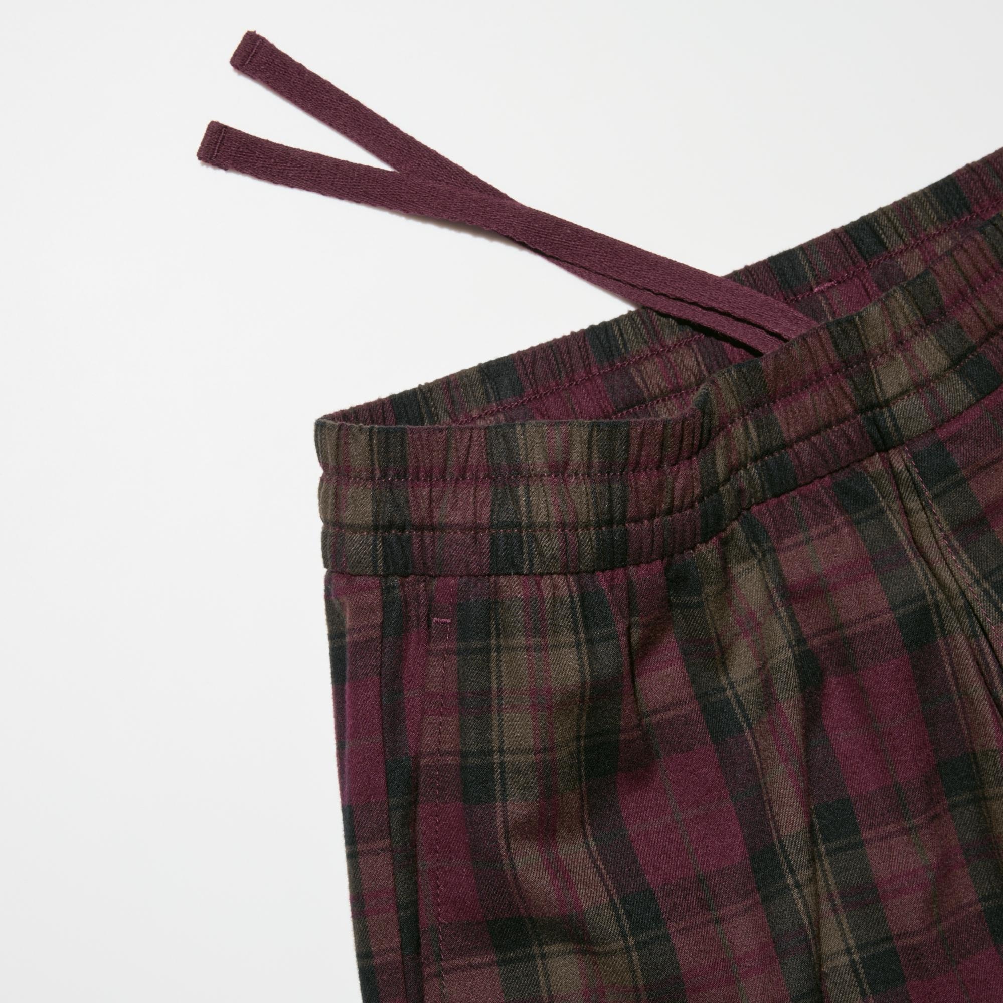 Elastic waist with a drawstring for size adjustment.
