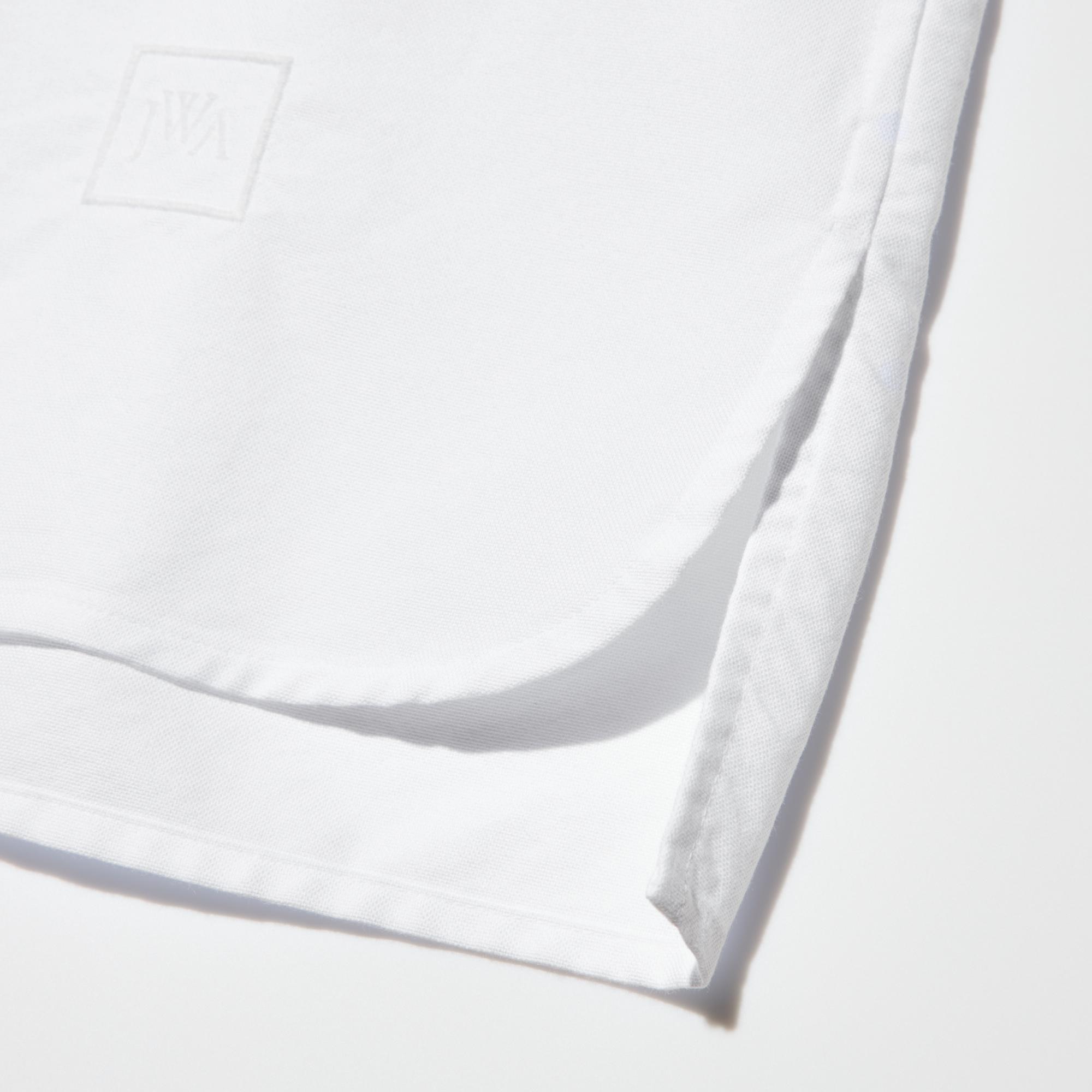 Convenient side slits for easier use of the pockets in your bottoms.