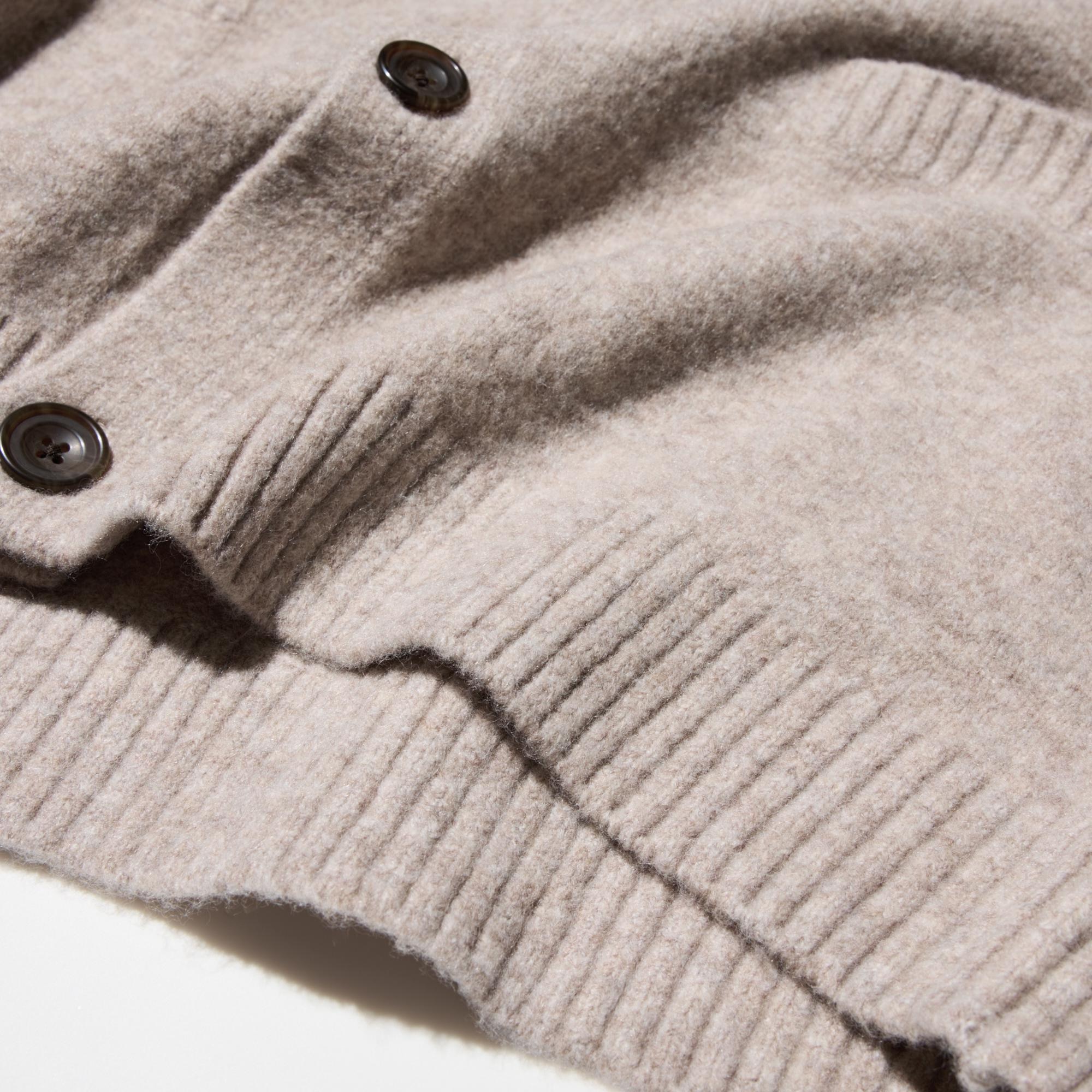 Soft and non-itchy 'Souffle Yarn'. Just the right thickness to wear as an outer or middle layer.
