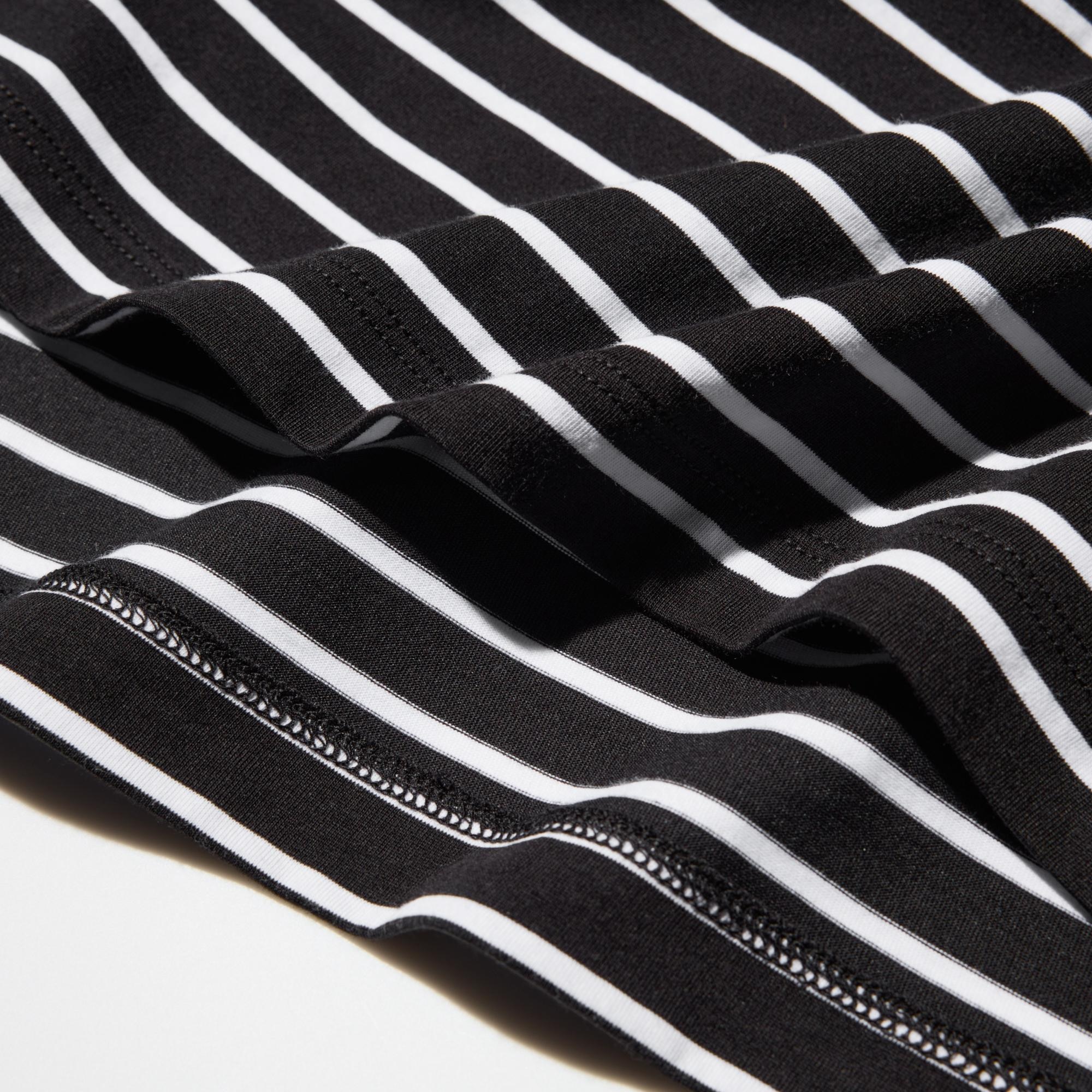 The body is made of comfortable 'AIRism' fabric with the look of cotton. Contouring fabric for a comfortable fit.
