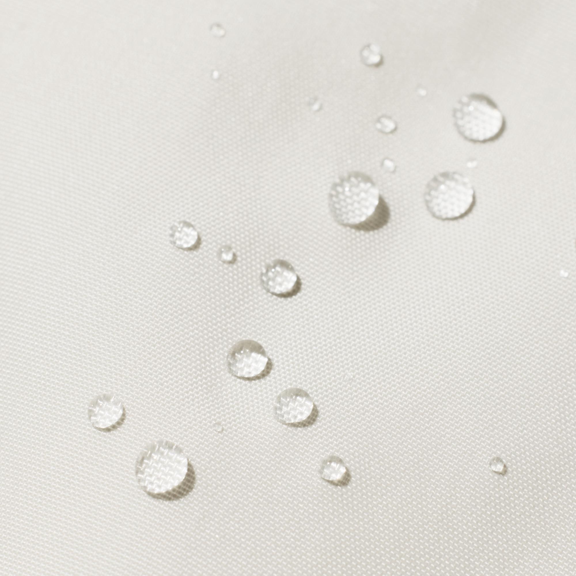 High-performance padding made with hollow yarn to trap air for extra heat retention. Water-repellent finish protects against light rain. *The fabric is coated with a water-repellent agent so the effect lasts longer. The finish is not permanent.