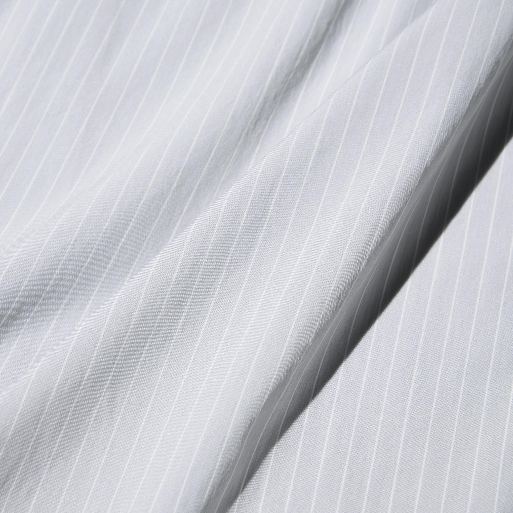Light contrast striped pattern.
