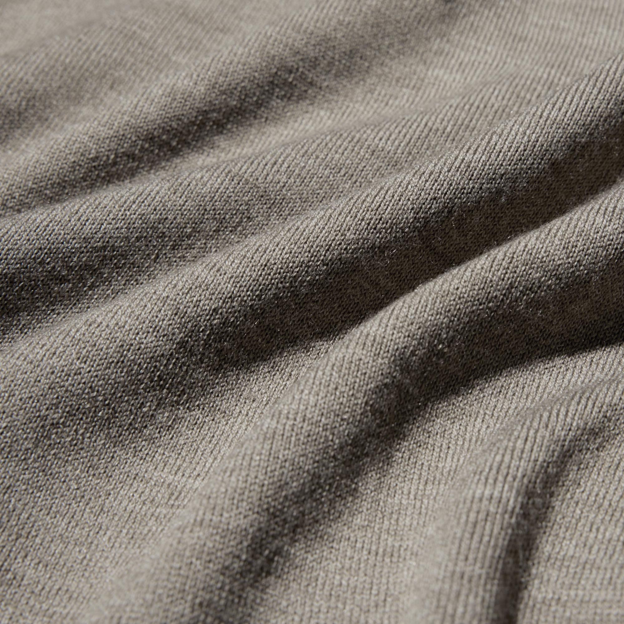 Warm and comfortable high-gauge double-faced jersey material made from premium Merino wool blended with polyester and acrylic on the outside, combined with a cotton-viscose blend on the inside.