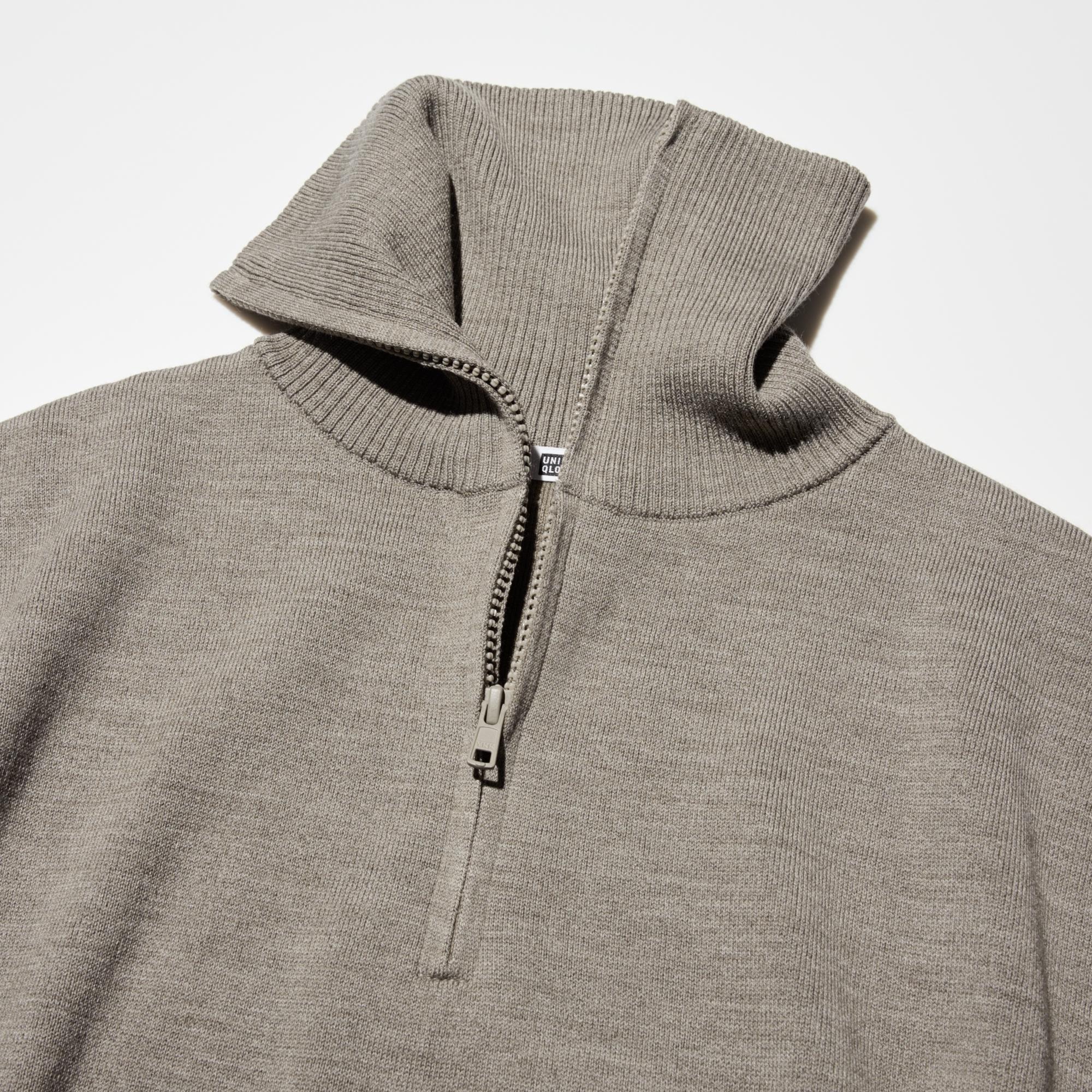 The ribbed collar can be worn open or fastened.
