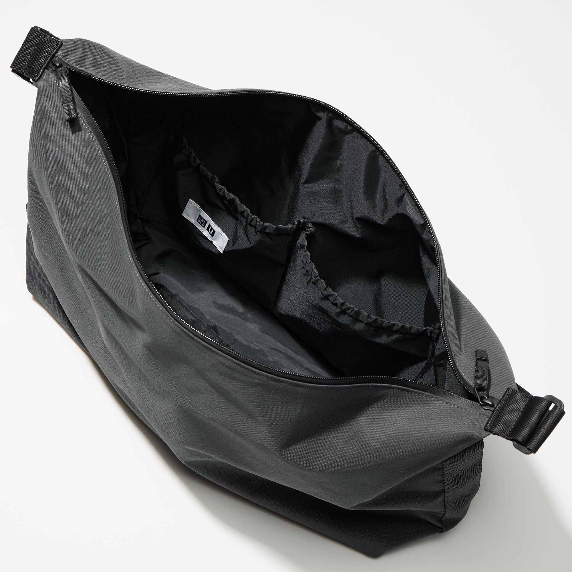 It has two inside pockets for storing small items.
