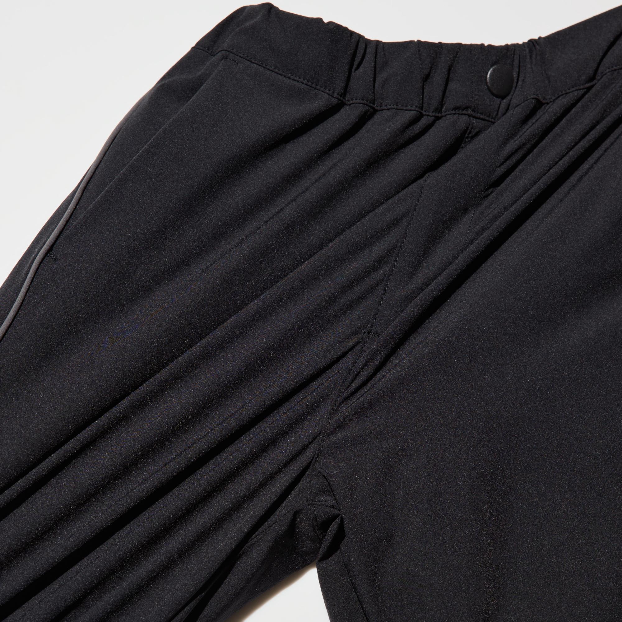 Stretchy outer fabric for freedom of movement. Water-repellent finish protects against light rain. *The fabric is coated with a water-repellent agent so the effect lasts longer. The finish is not permanent.
