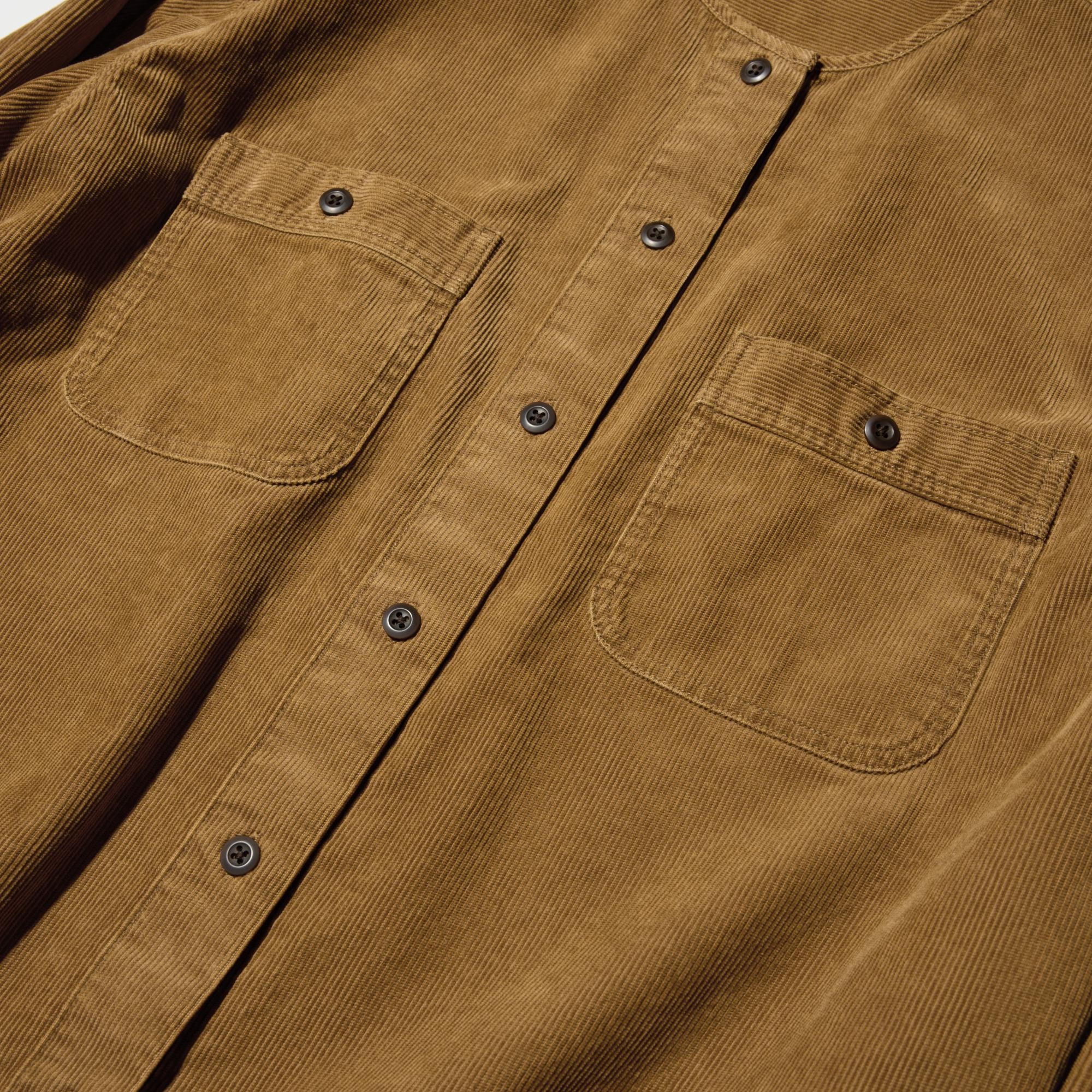 Oversized silhouette with double pockets.