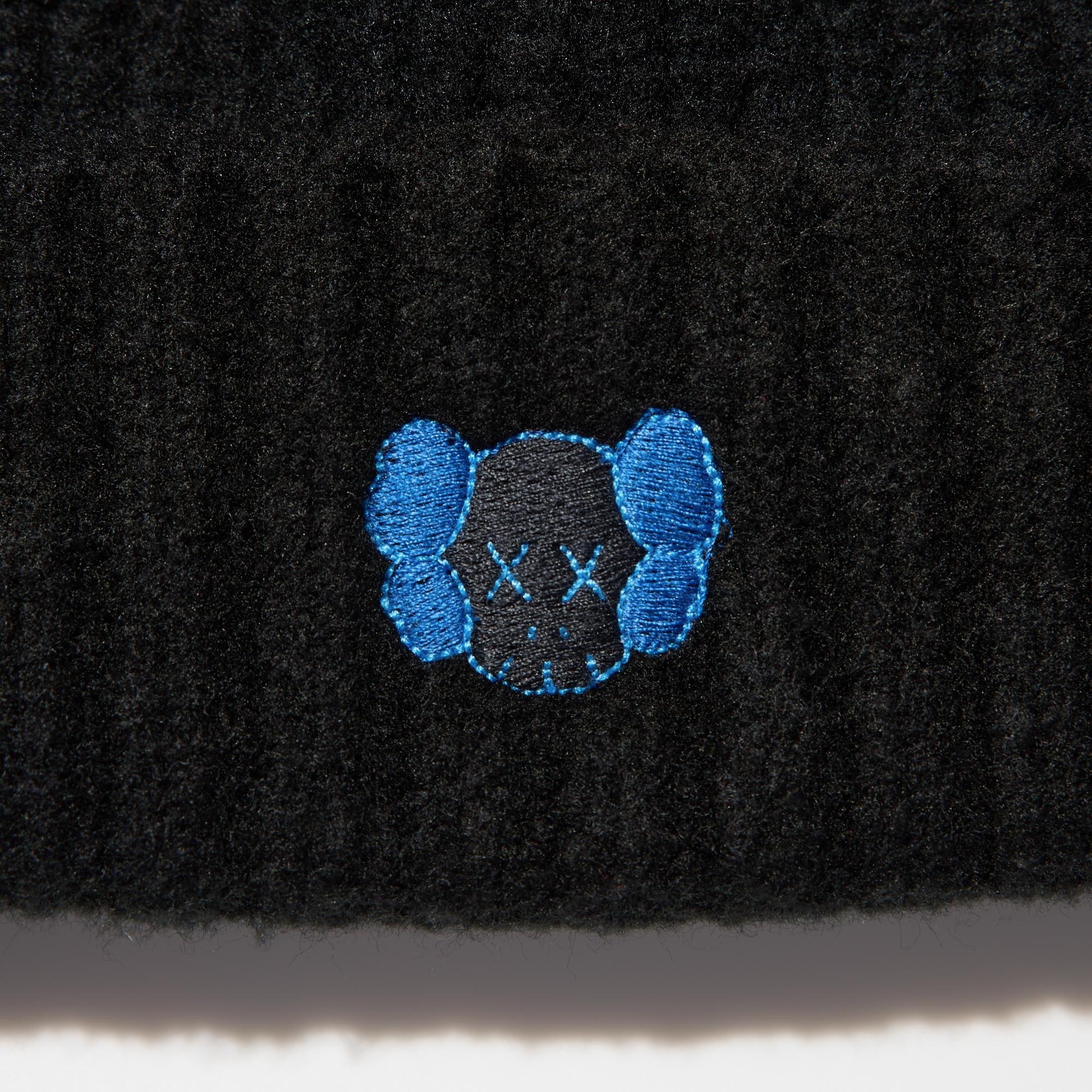 Базовая резинка с одним вышитым мотивом.