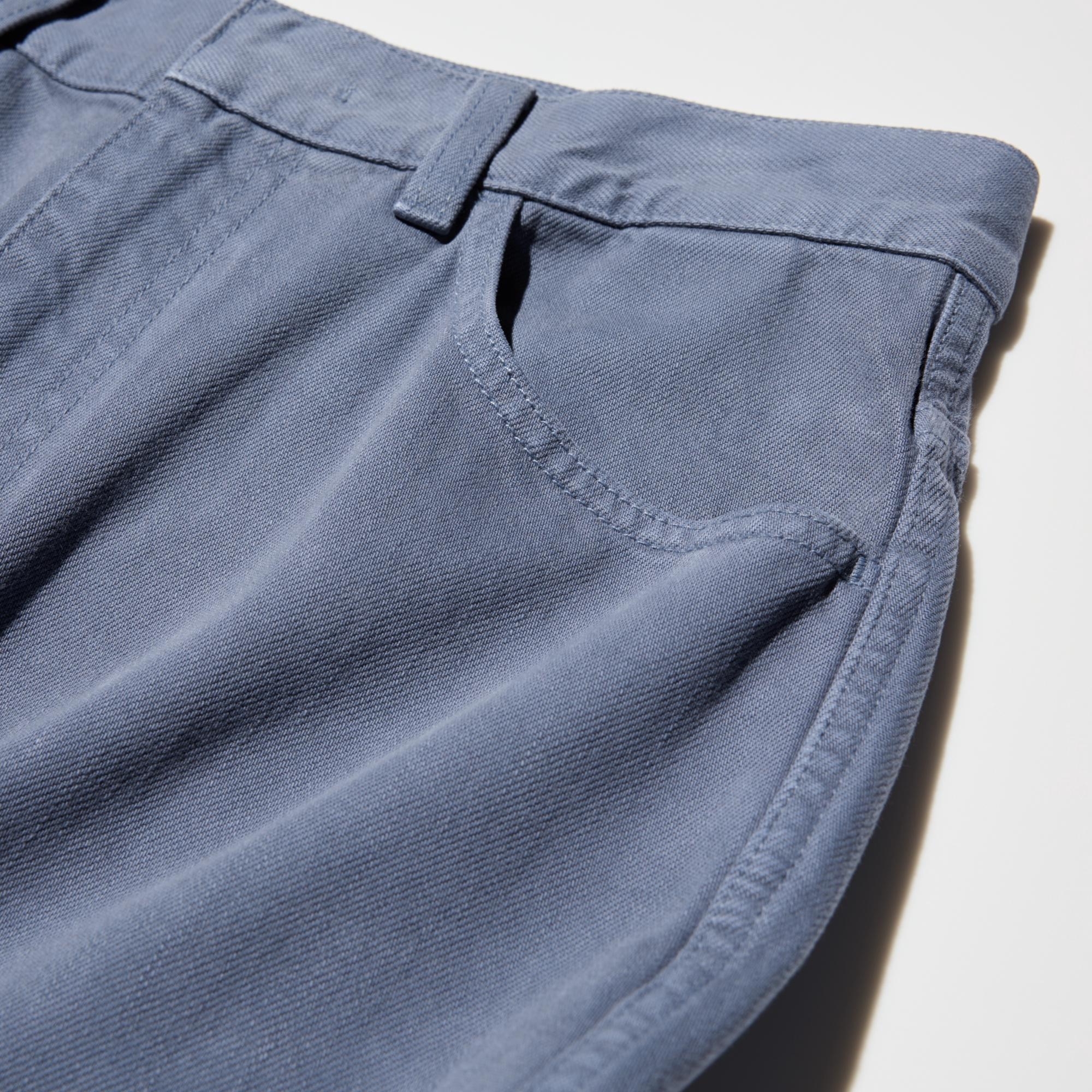 100% cotton denim. Curved silhouette. Pants with five pockets.
