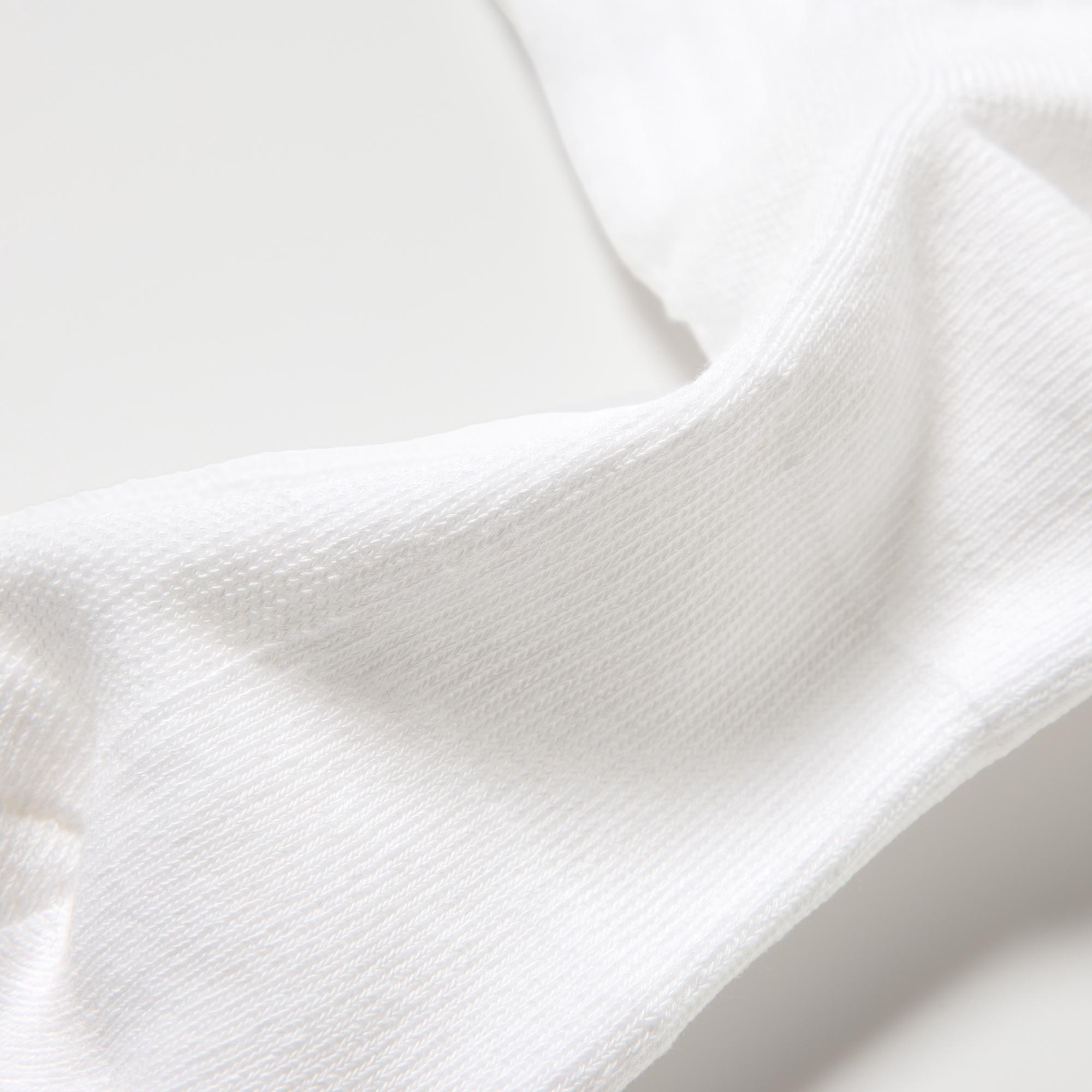 Special yarn neutralizes and deodorizes odors. The yarn retains its deodorizing properties even after washing. *Not permanent. Soft and absorbent pile material.