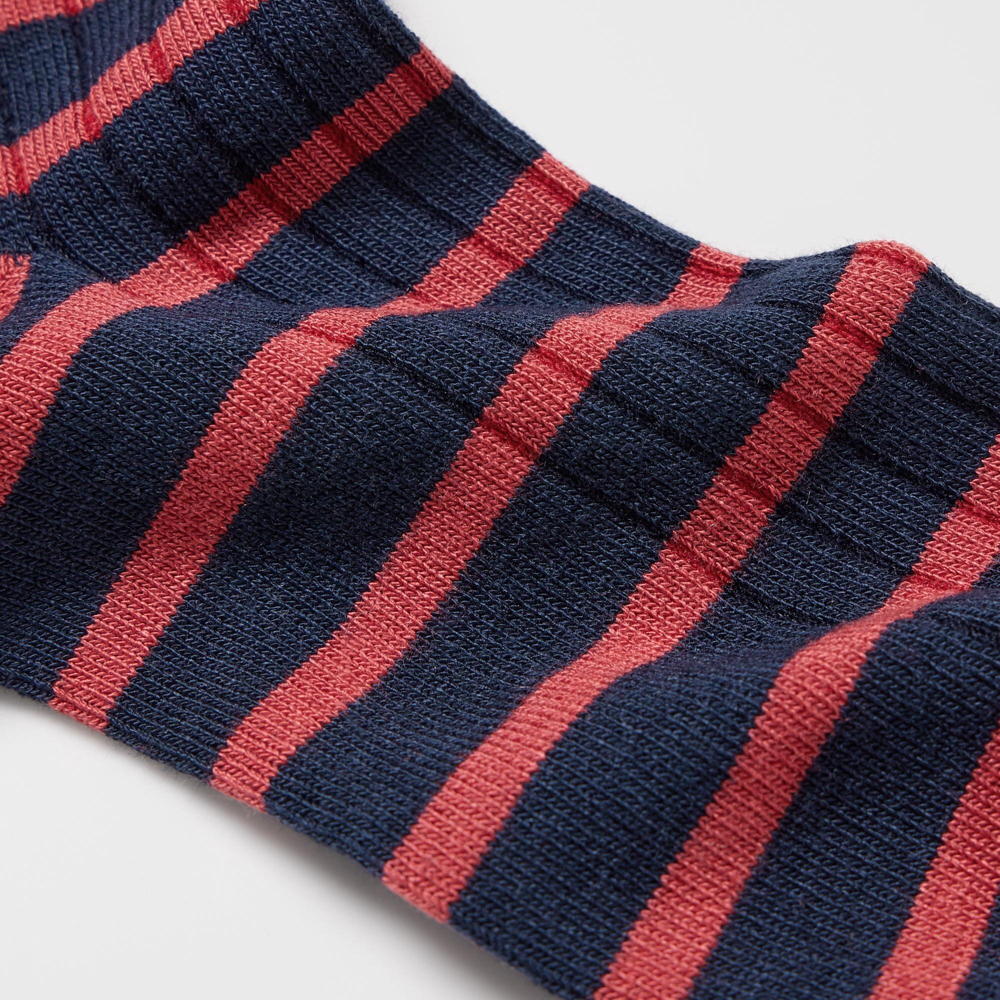 Special yarn neutralizes and deodorizes odors. The yarn retains its deodorizing properties even after washing. *The finish is not permanent. With odor control features.