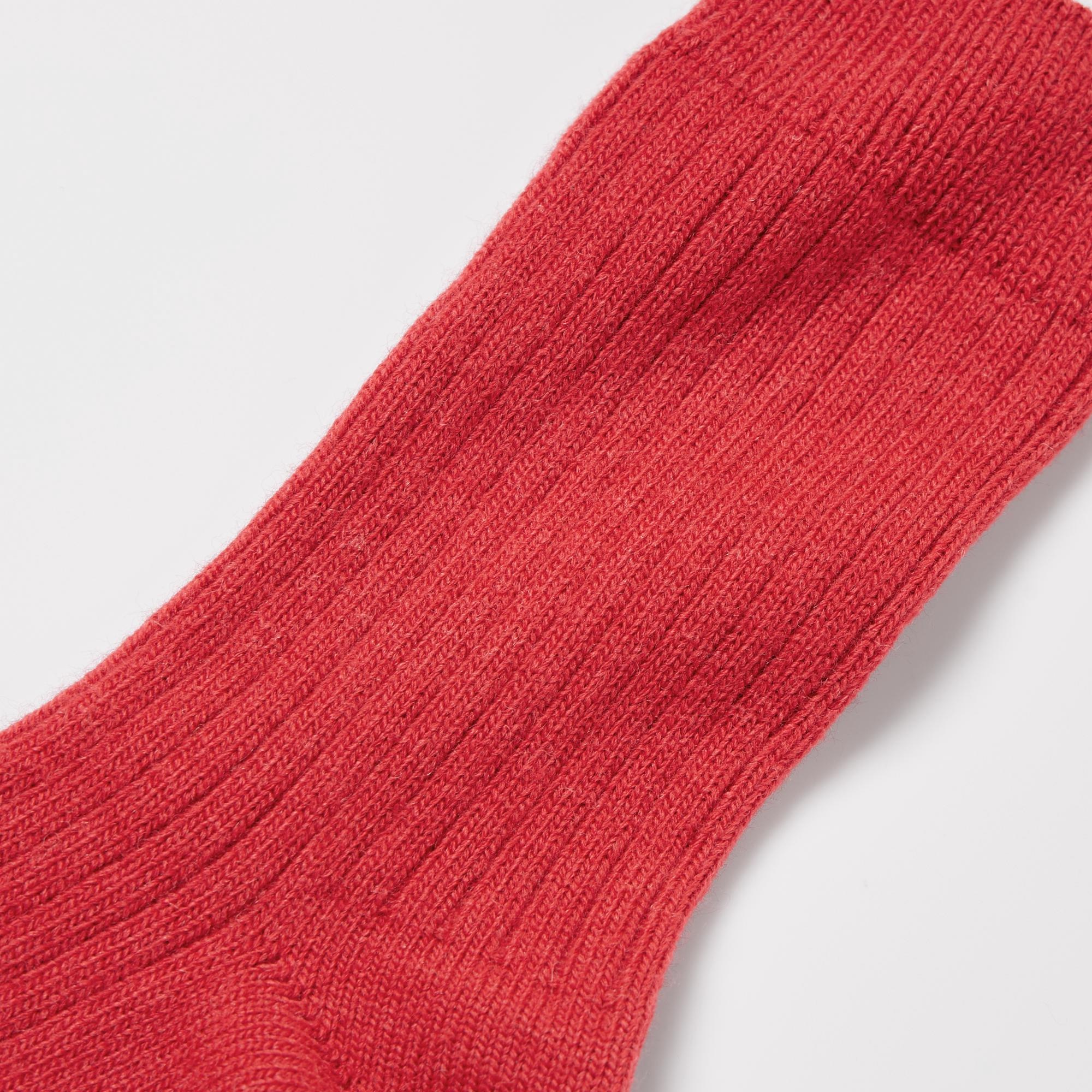 Ribbed knit is ideal for casual wear. Thick fabric goes well with sneakers.