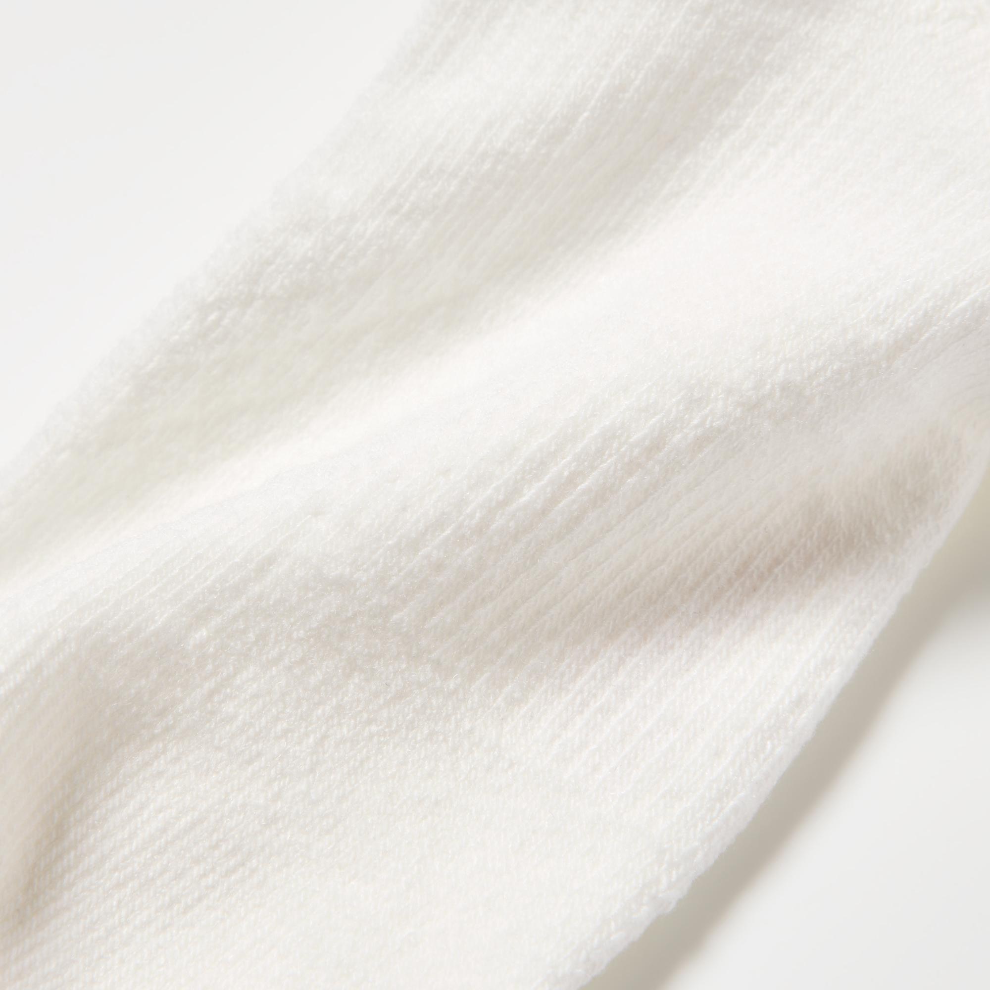 Special yarn neutralizes and deodorizes odors. The yarn retains its deodorizing properties even after washing.
  *The finish is not permanent. With odor control features.