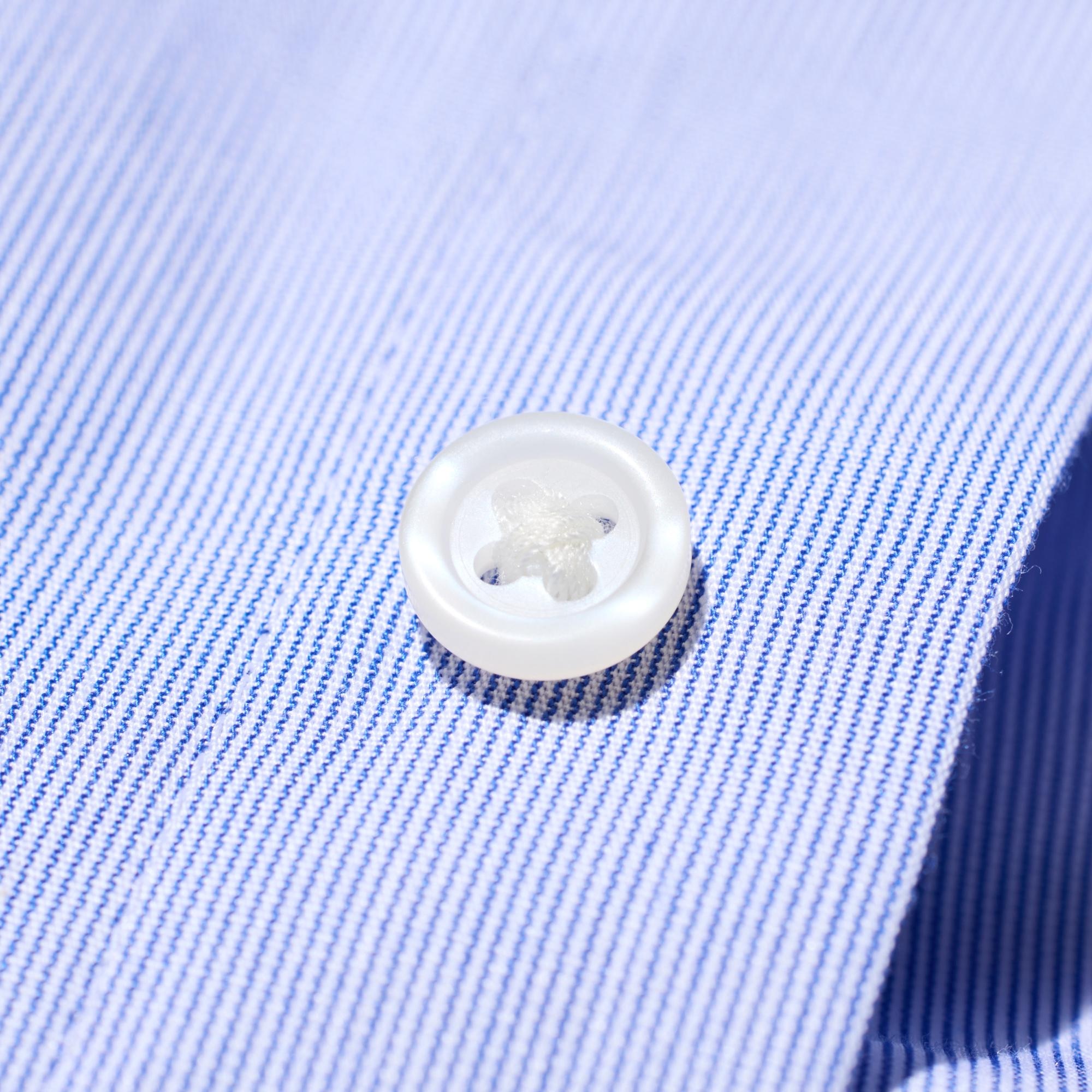 Buttons with rounded edges for easy fastening.