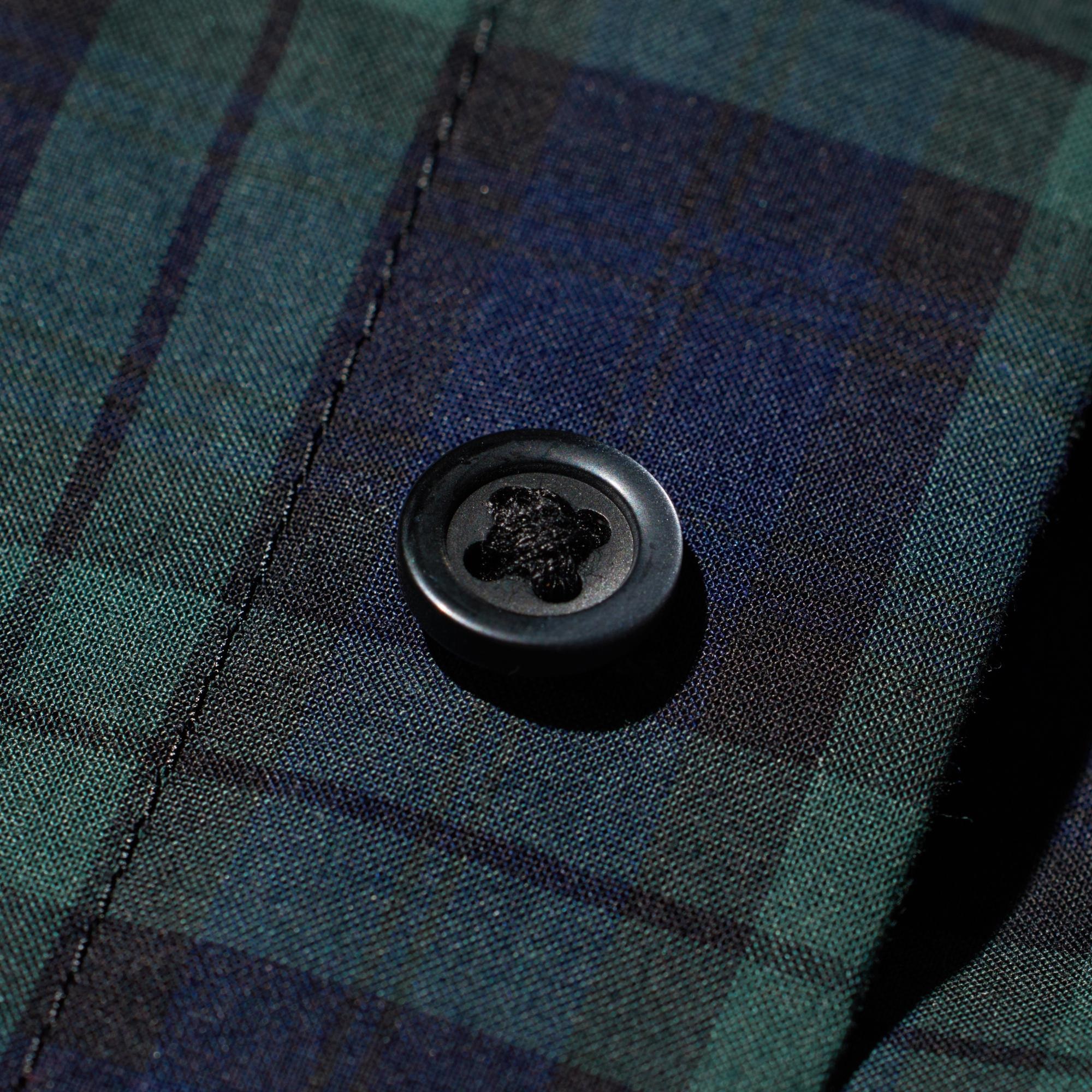 Buttons with rounded edges for easy fastening.
