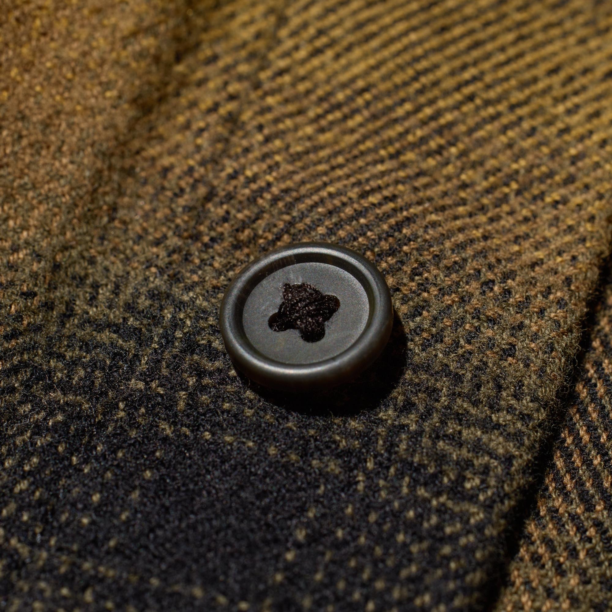 Rounded buttons for easy fastening.