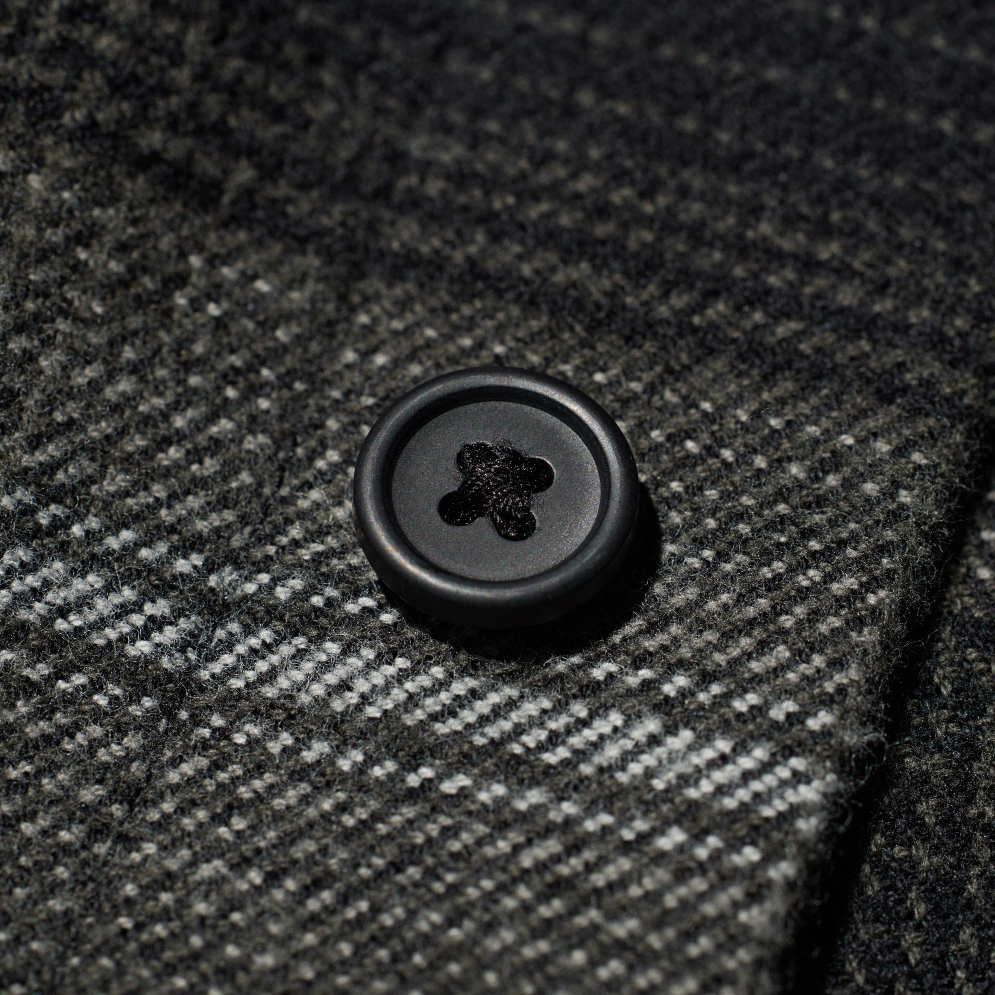 Rounded buttons for easy fastening.