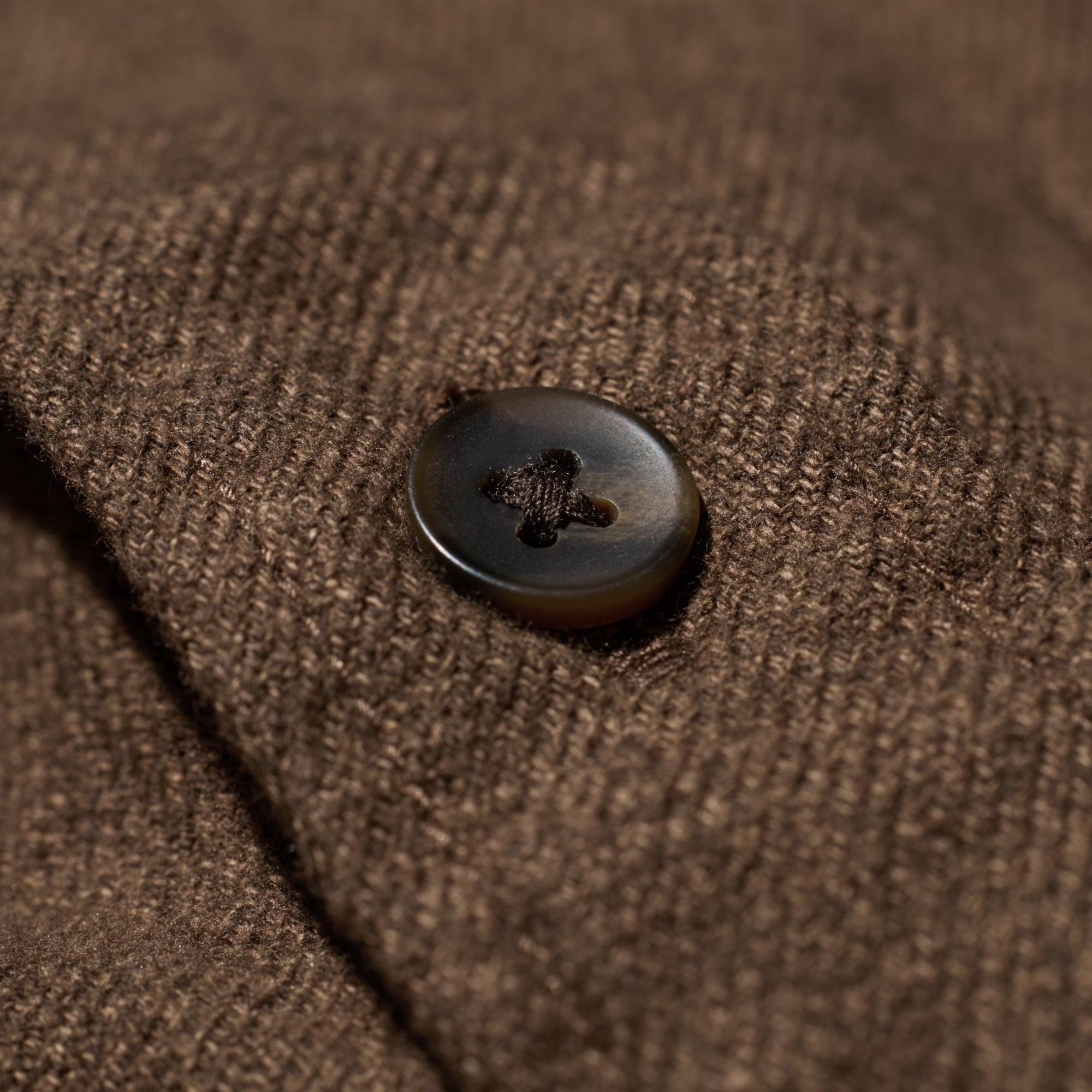 Rounded buttons for easy fastening.