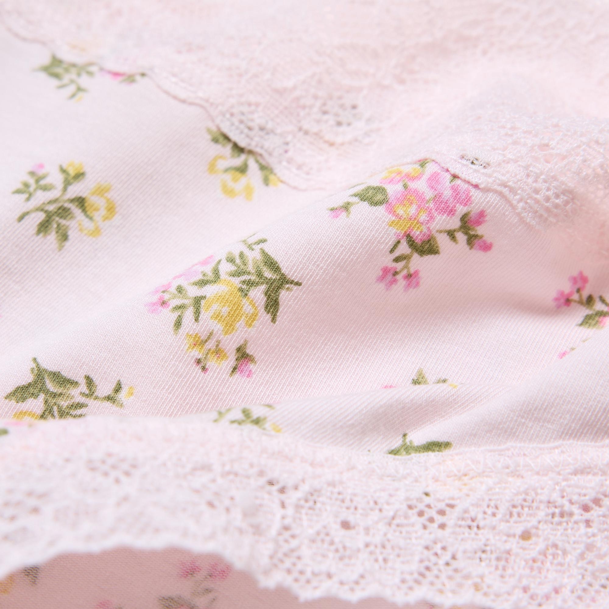 A blend of naturally derived ultra-fine modal and cotton for a smooth, delicate feel. Cotton blend gusset.
