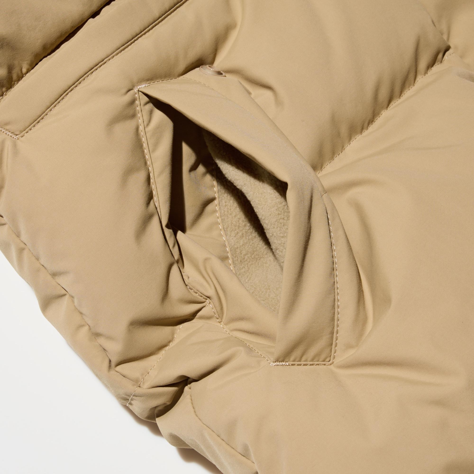 Fleece-lined pockets keep your hands warm.