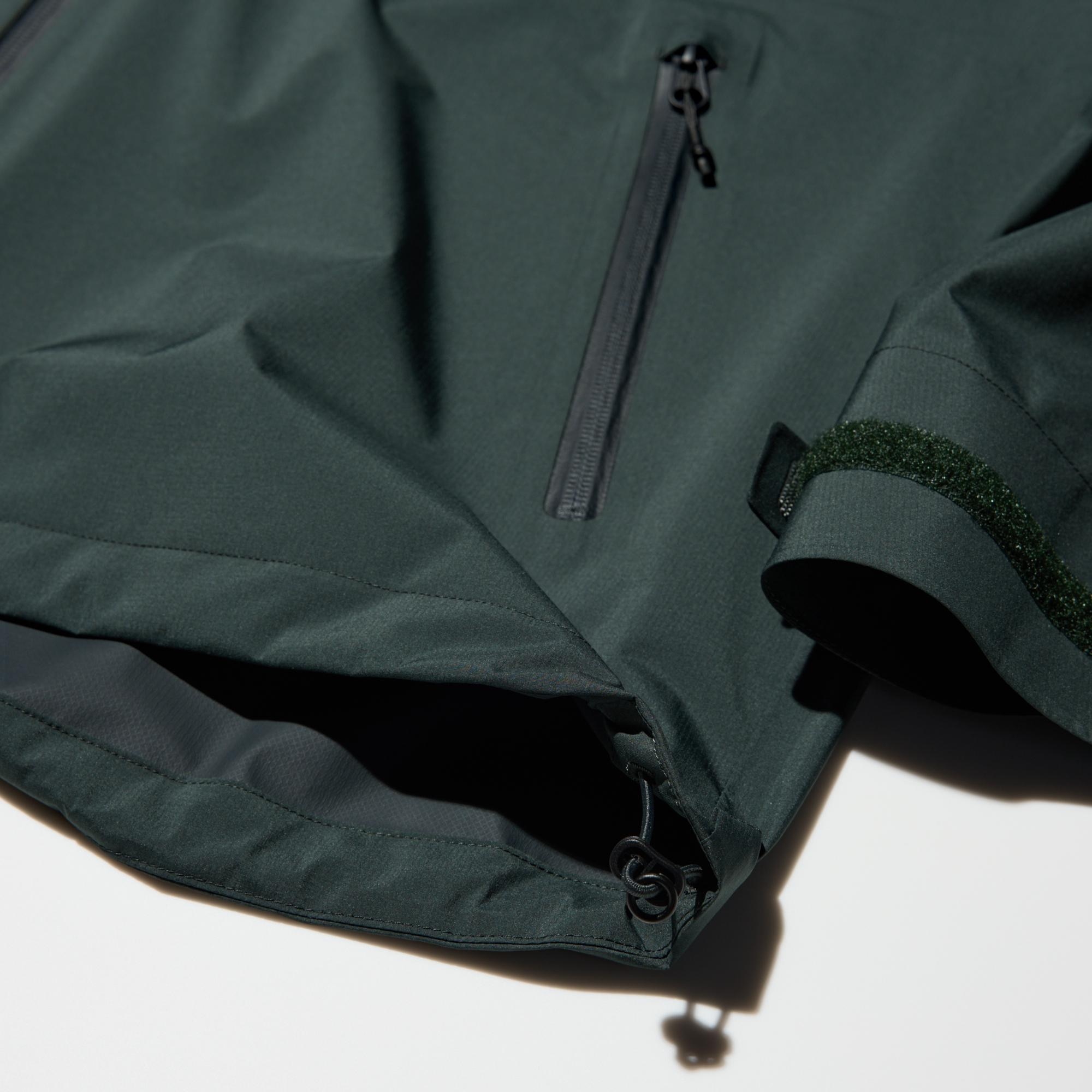 Spindle cord drawstring keeps the wind out and lets you adjust the fit.