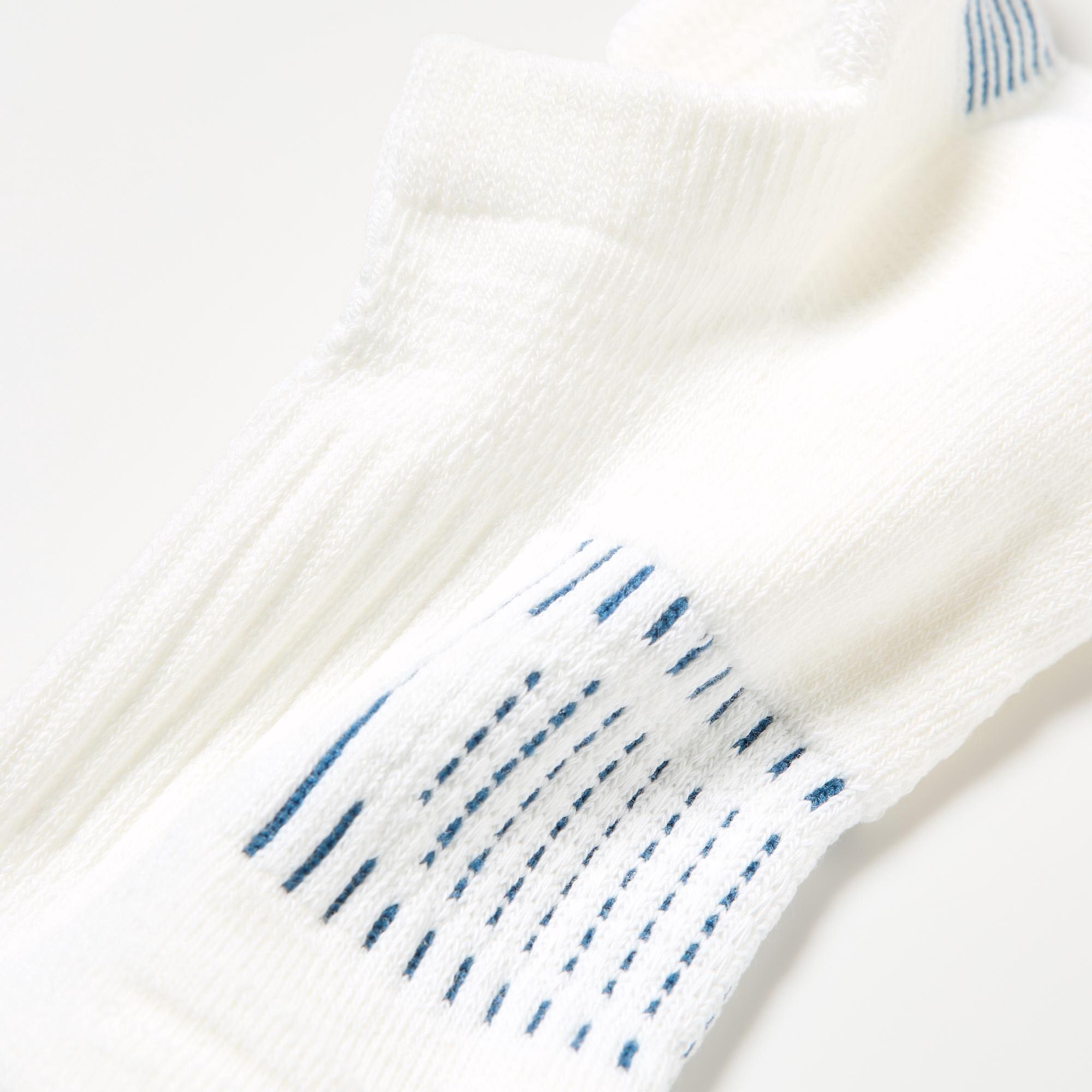 Special yarn neutralizes and deodorizes odors. The yarn retains its deodorizing properties even after washing. *Not permanent. DRY technology and odor-control features, perfect for sports wear.