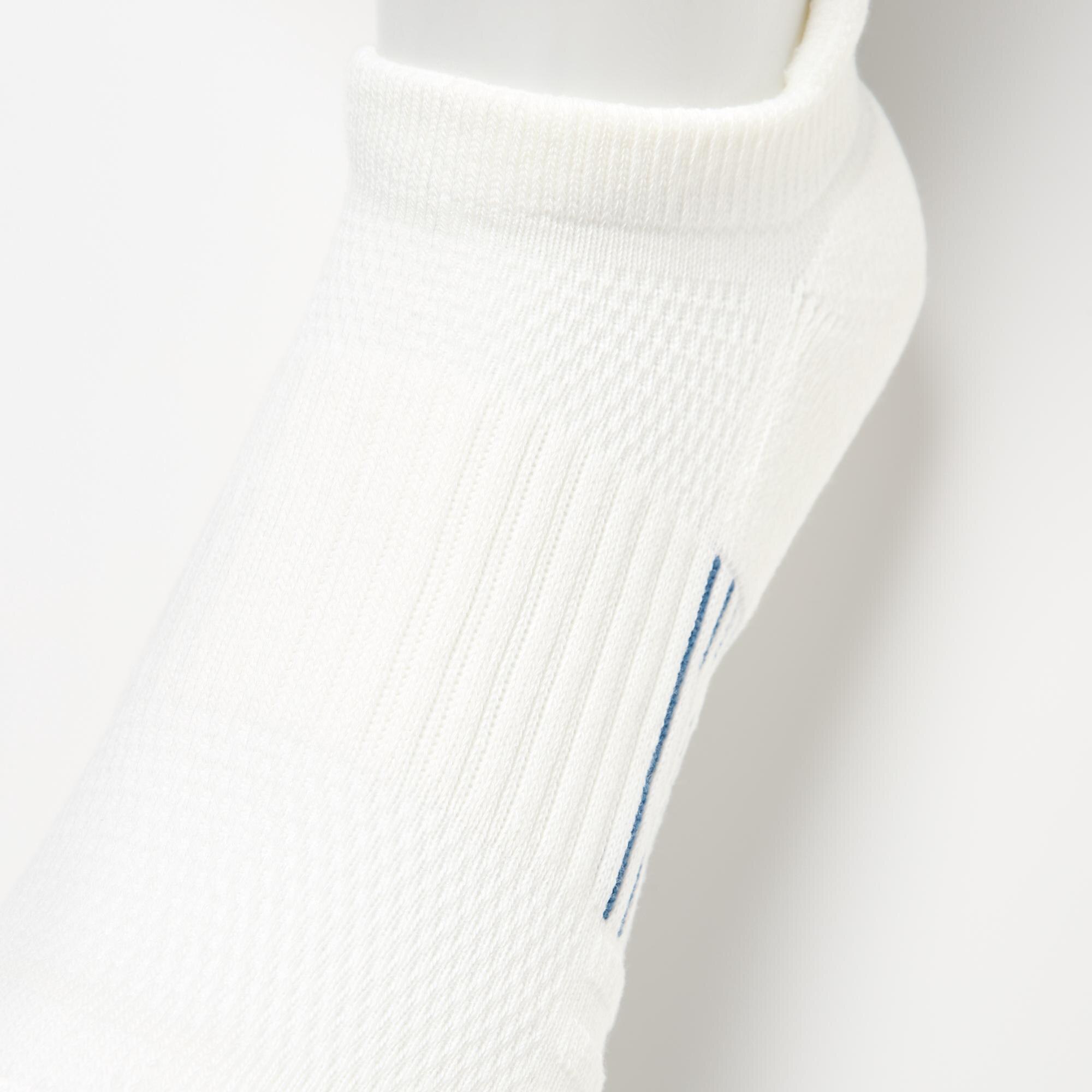With quick-drying DRY technology. Breathable mesh instep keeps your feet feeling fresh. Arch support provides a secure and comfortable fit during light exercise and long walks.