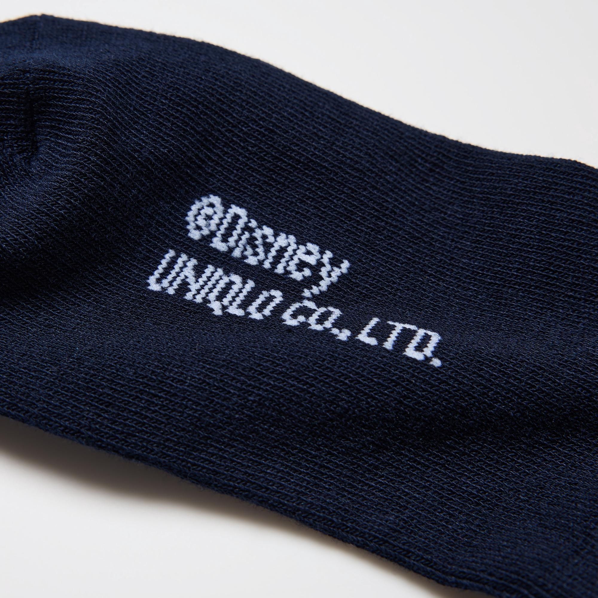 Ribbed socks with a sporty style. The design features embroidery and lines.