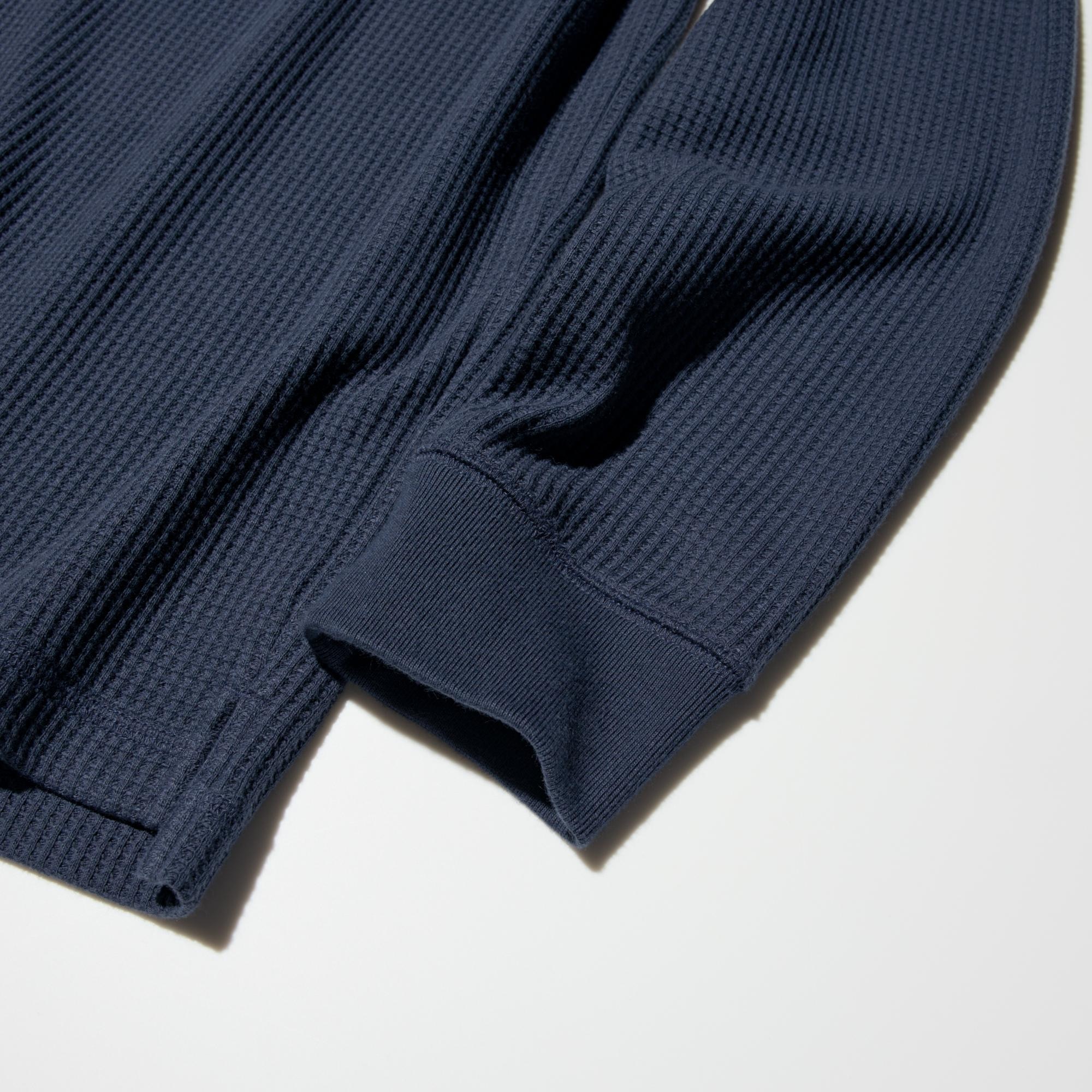 Ribbed cuffs make it easy to roll up the sleeves.