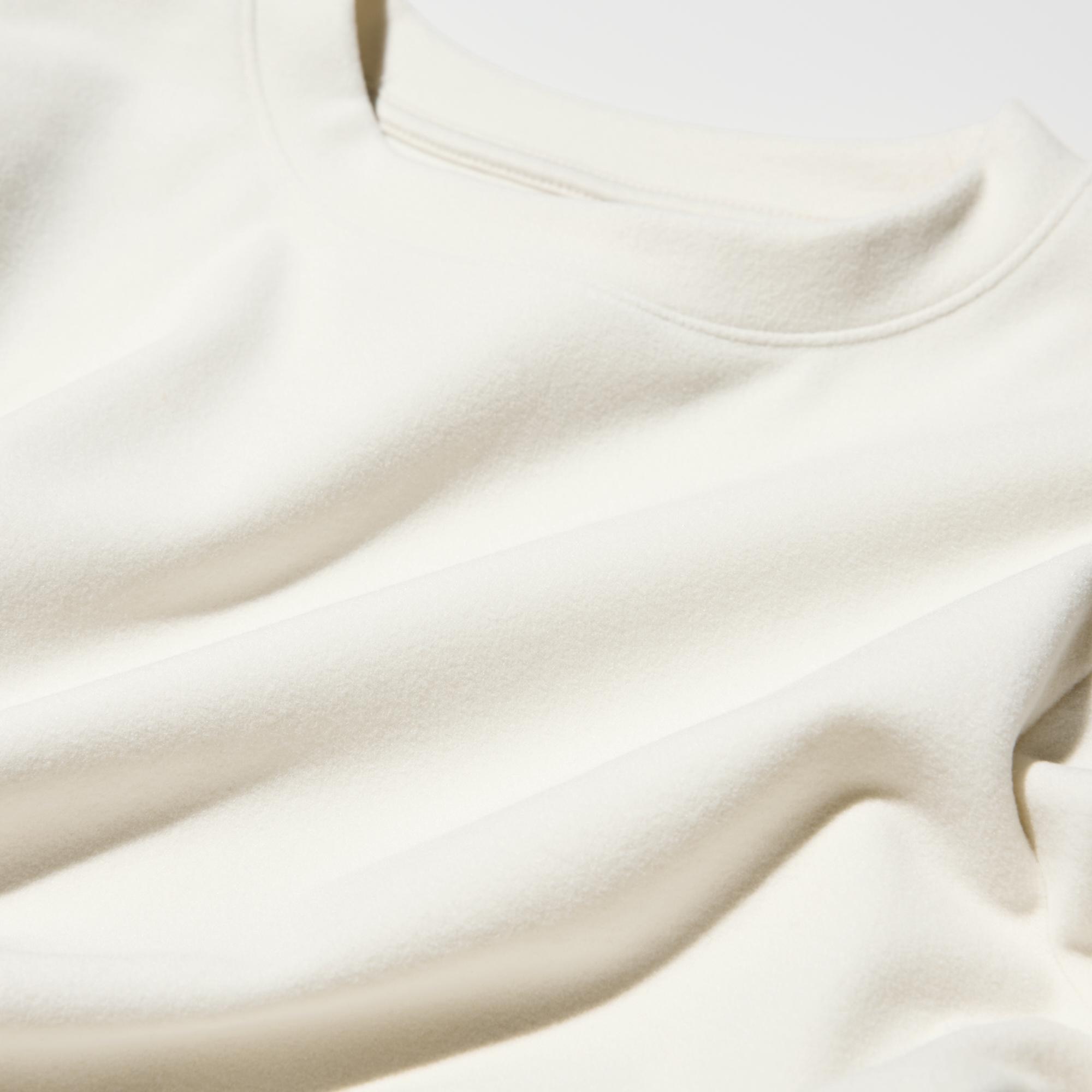 Soft, stretchy fleece fabric that’s soft against the skin and keeps you warm.