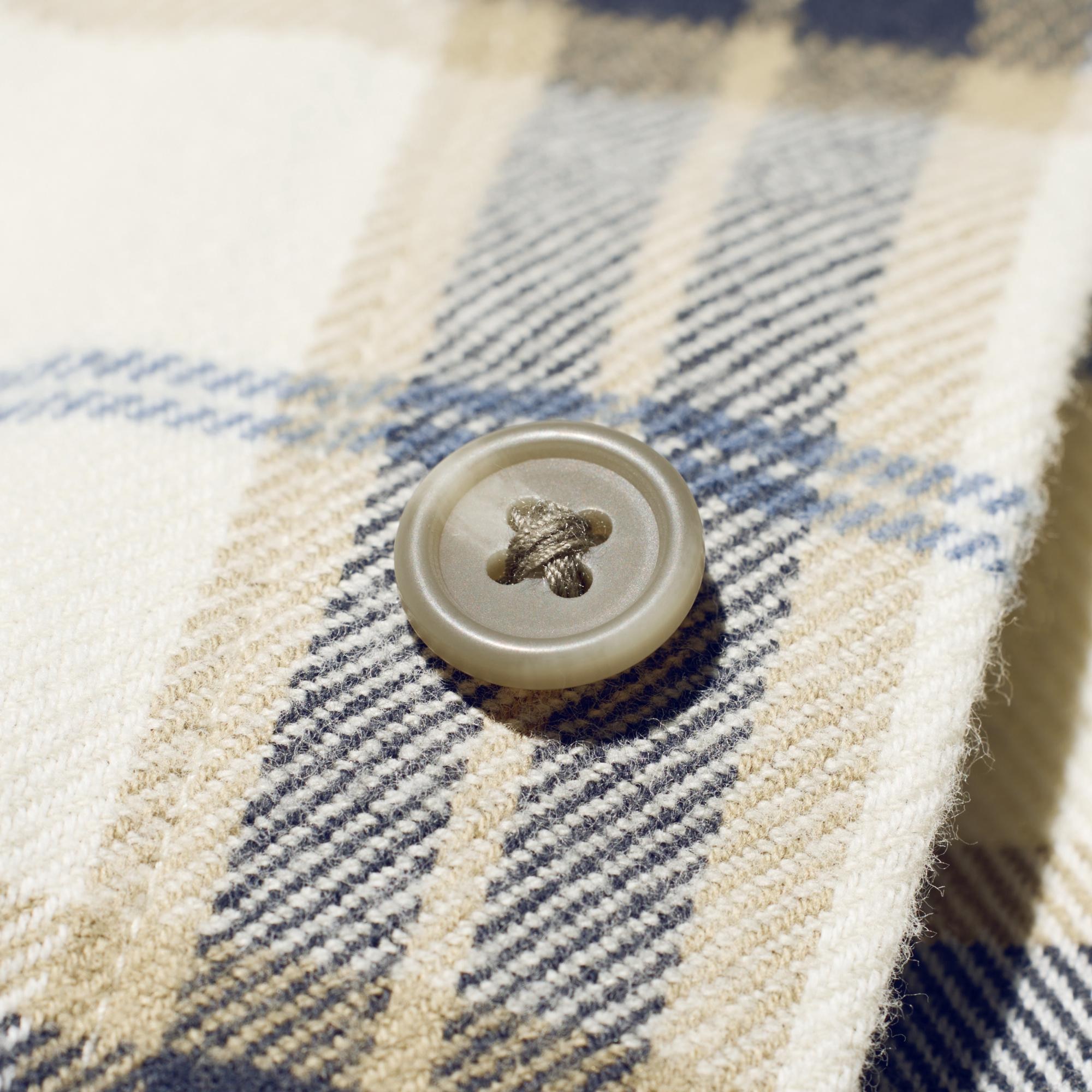 Rounded buttons for easy fastening.