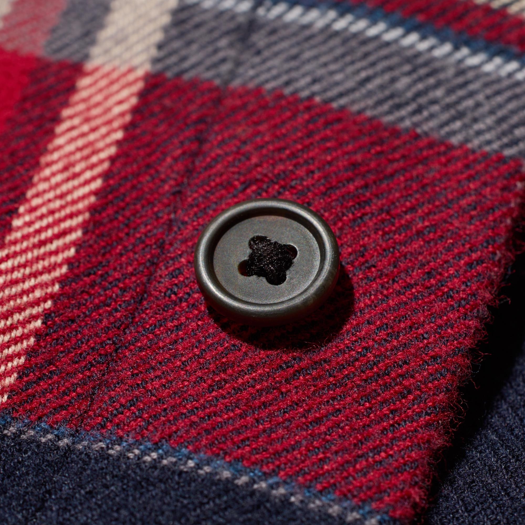 Rounded buttons for easy fastening.