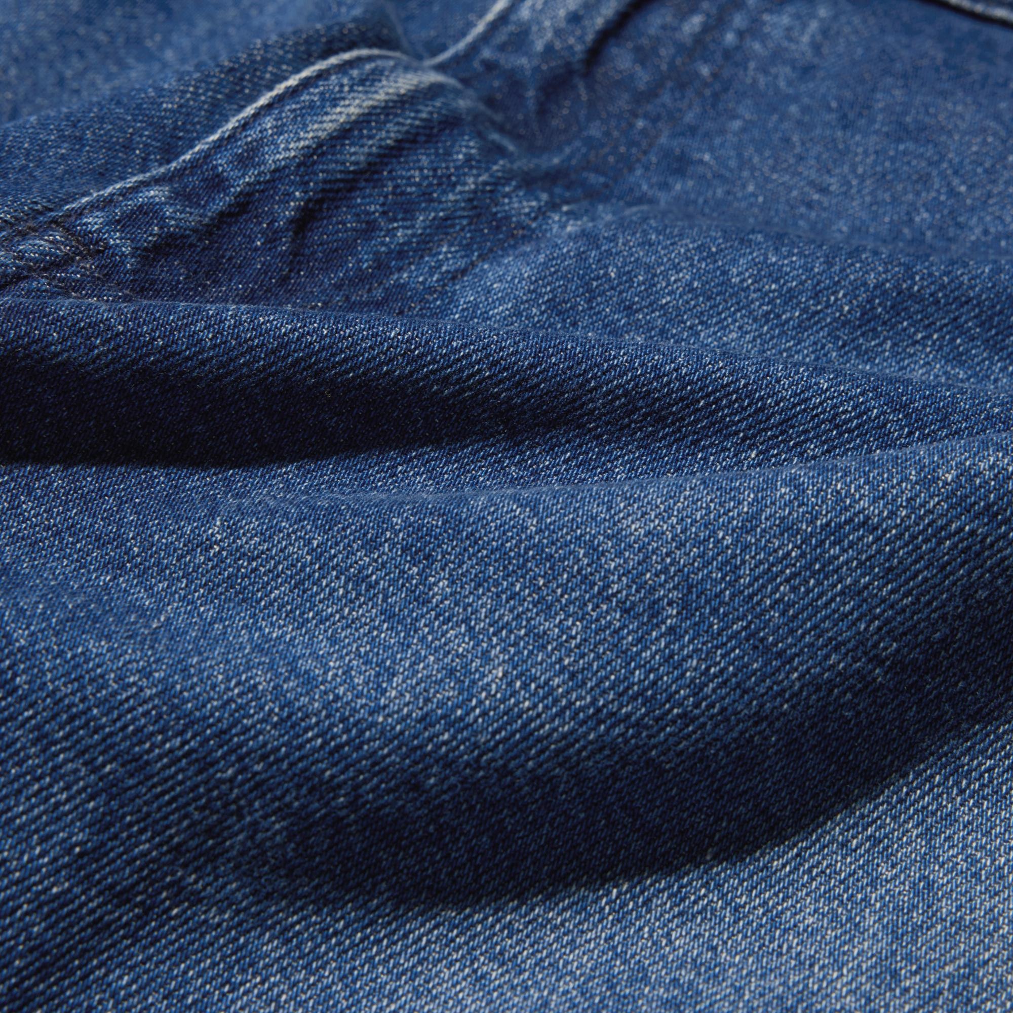 Loose-twist warp yarns and double-ply weft yarns create a soft and durable 100% cotton denim fabric that keeps its shape at the knees.