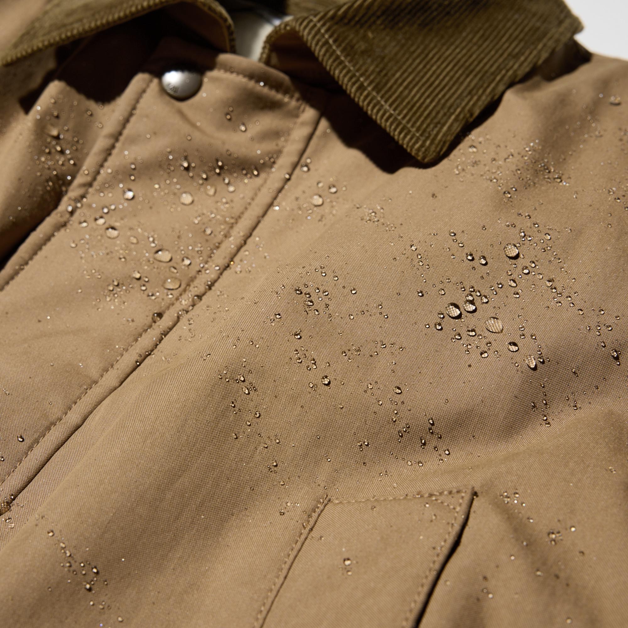 Textured cotton-nylon fabric. The water-repellent finish protects against light rain. *The finish is not permanent.